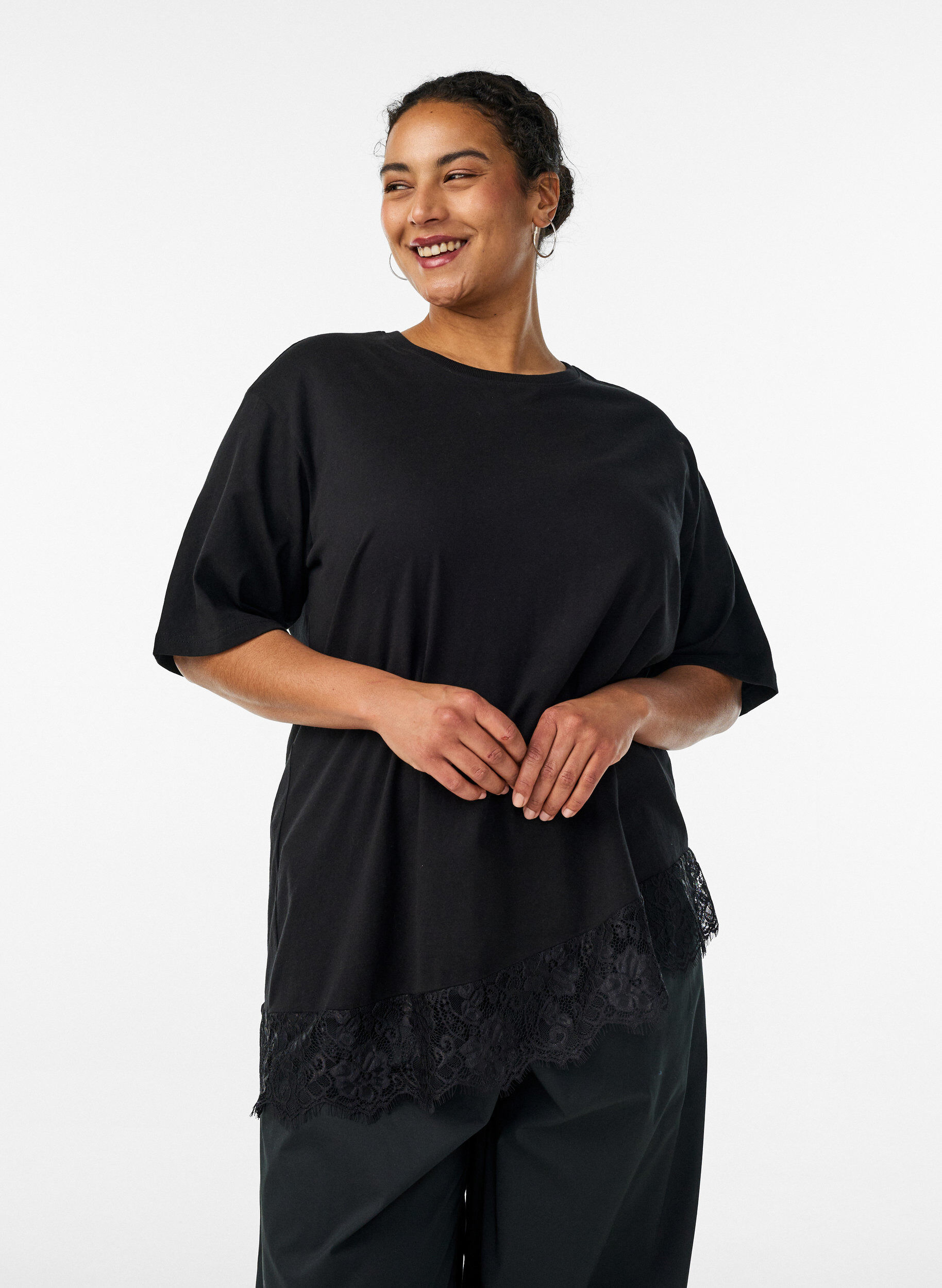 ZizziT-Shirt mit asymmetrischem Spitzensaum, Schwarz, Model image number 0