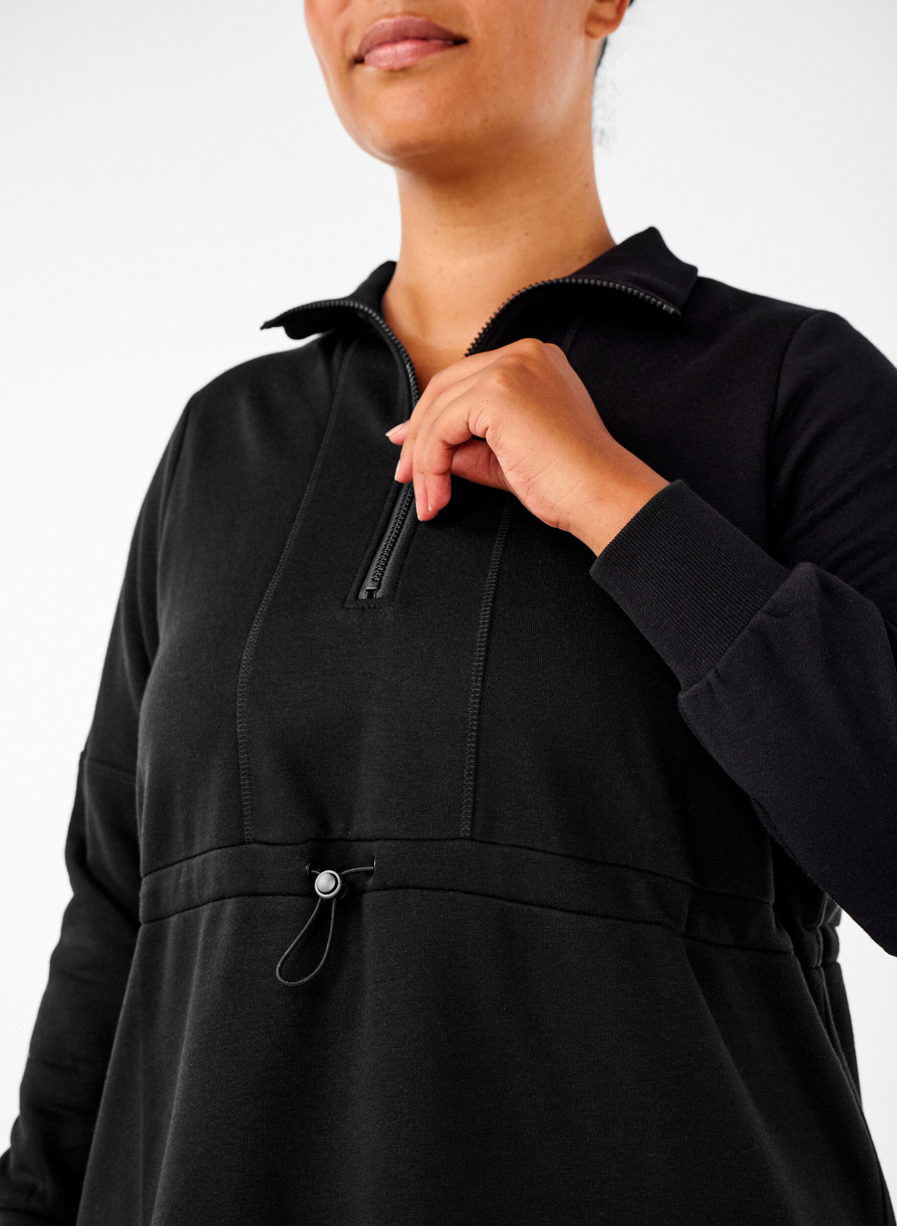 ZizziKurzes Sweatshirtkleid mit Stehkragen und verstellbarer Taille, Black, Model image number 2