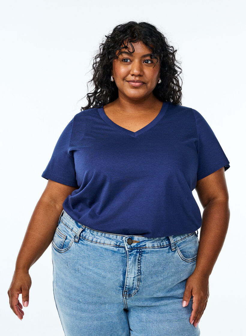 Einfaches T-Shirt aus Baumwolle mit V-Ausschnitt., Blau, Model image number 0