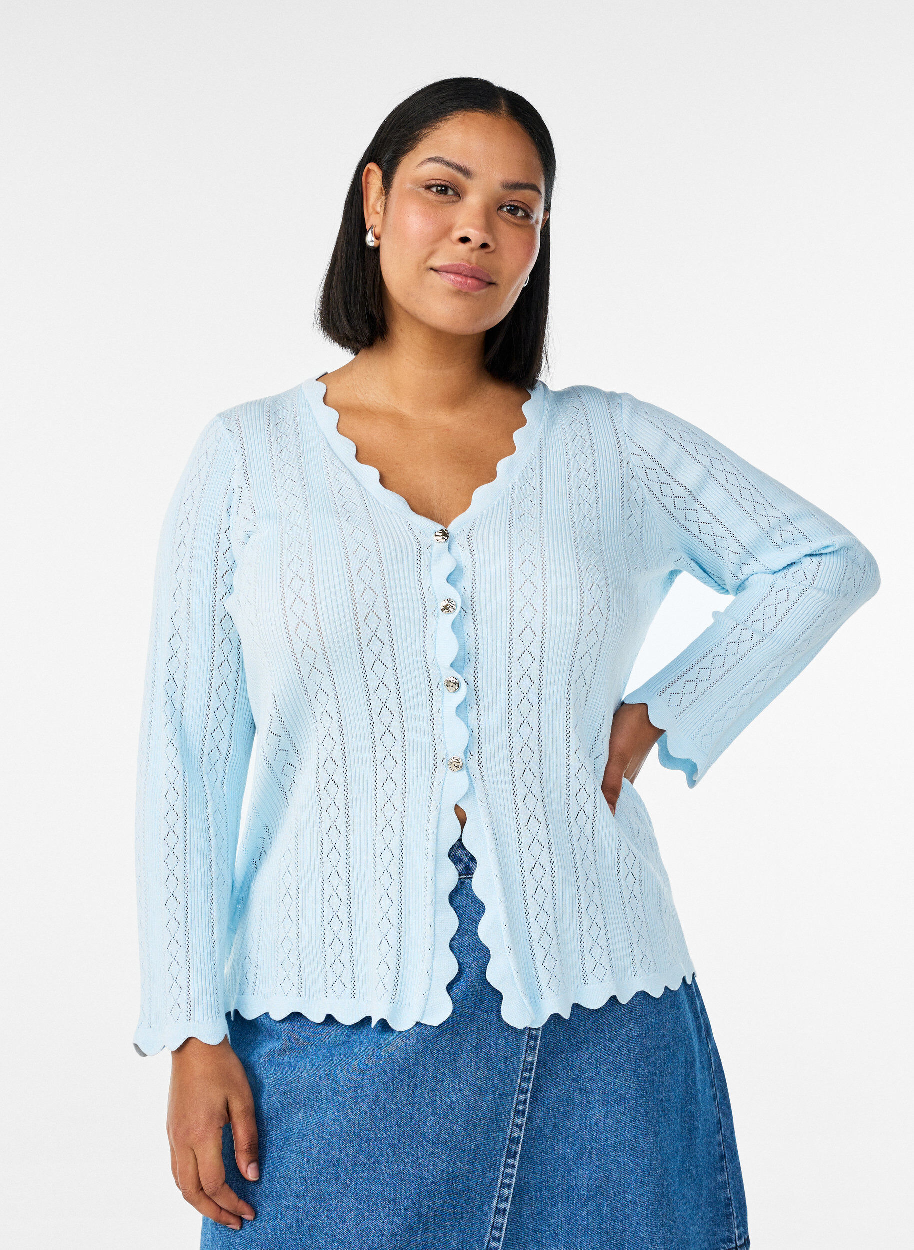 Strickjacke mit Lochstickerei und gewellten Kanten, Blau, Model