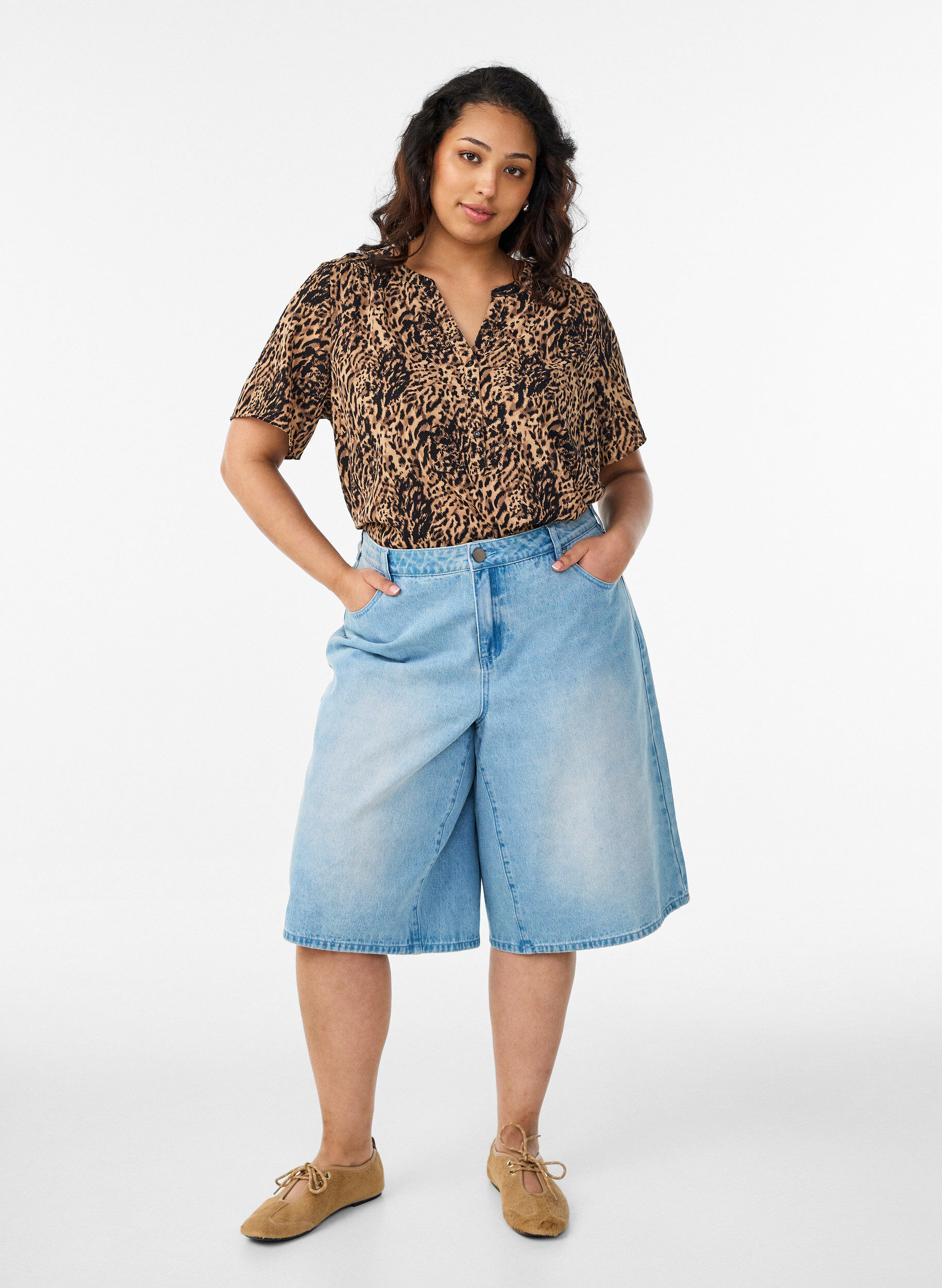 ZizziBluse mit kurzen &Auml;rmeln und V-Ausschnitt, Braun, Model image number 1