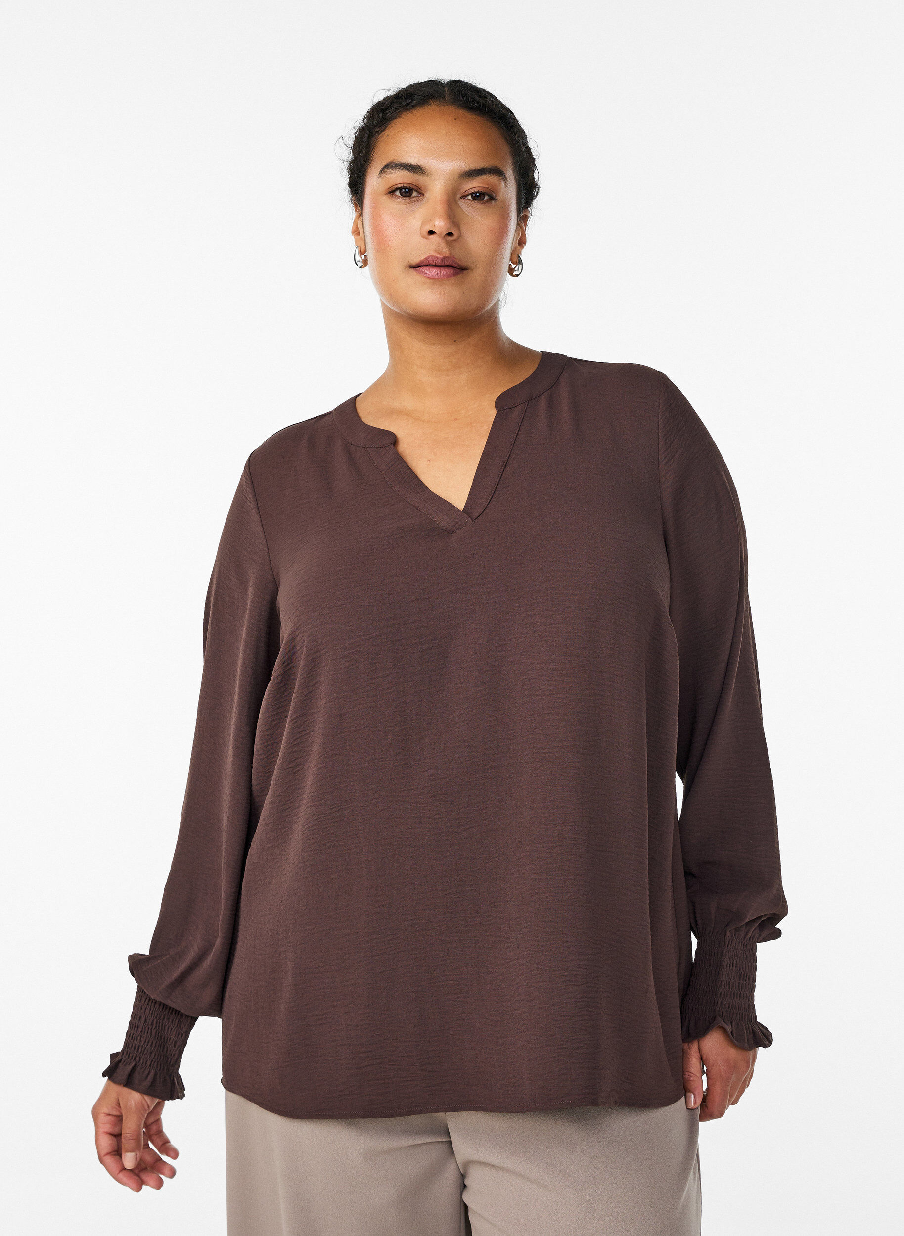Bluse mit Smockb&uuml;ndchen und V-Ausschnitt, Braun, Model