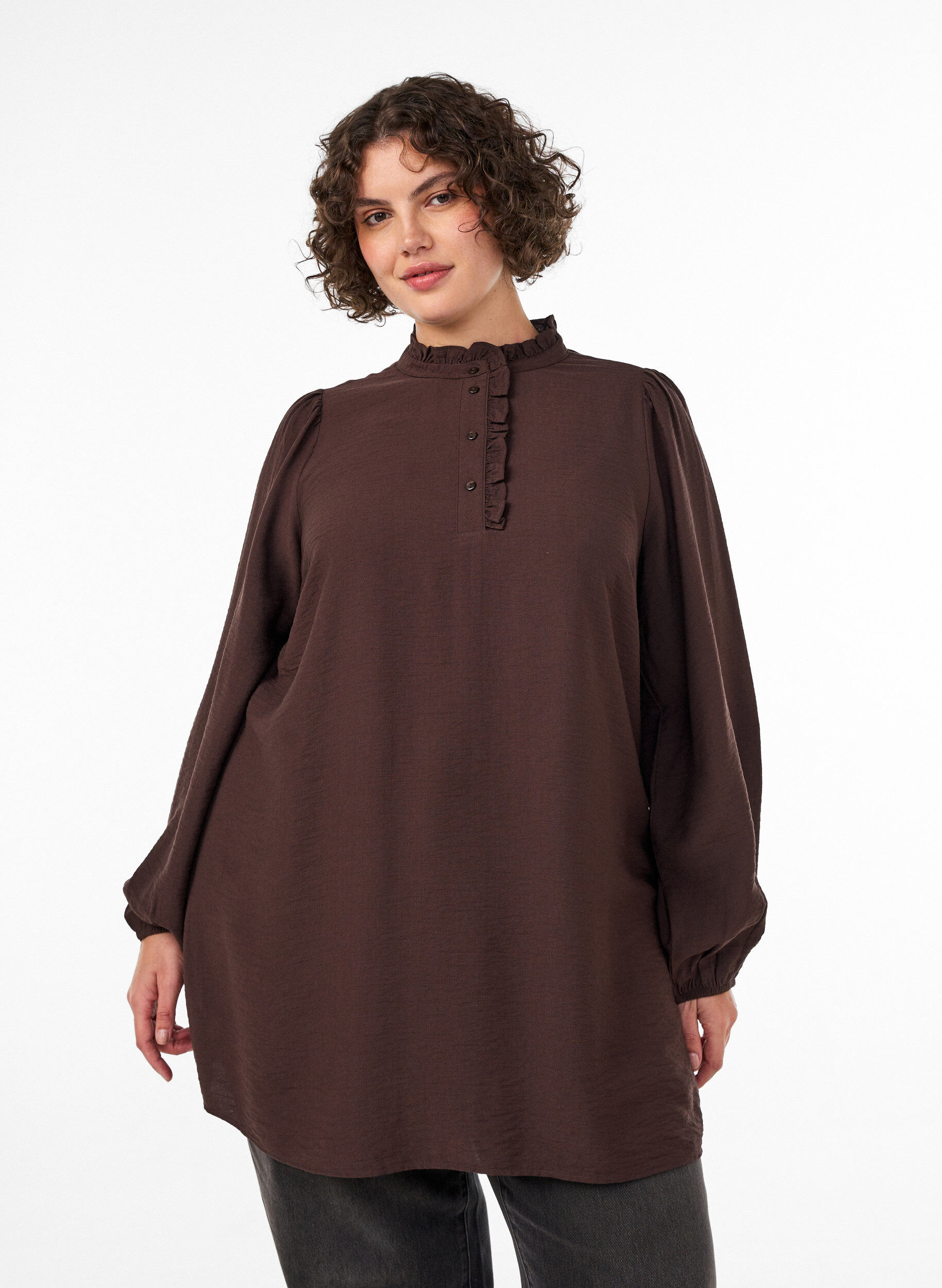 Tunika aus Viskose mit R&uuml;schen und Kn&ouml;pfen, Braun, Model
