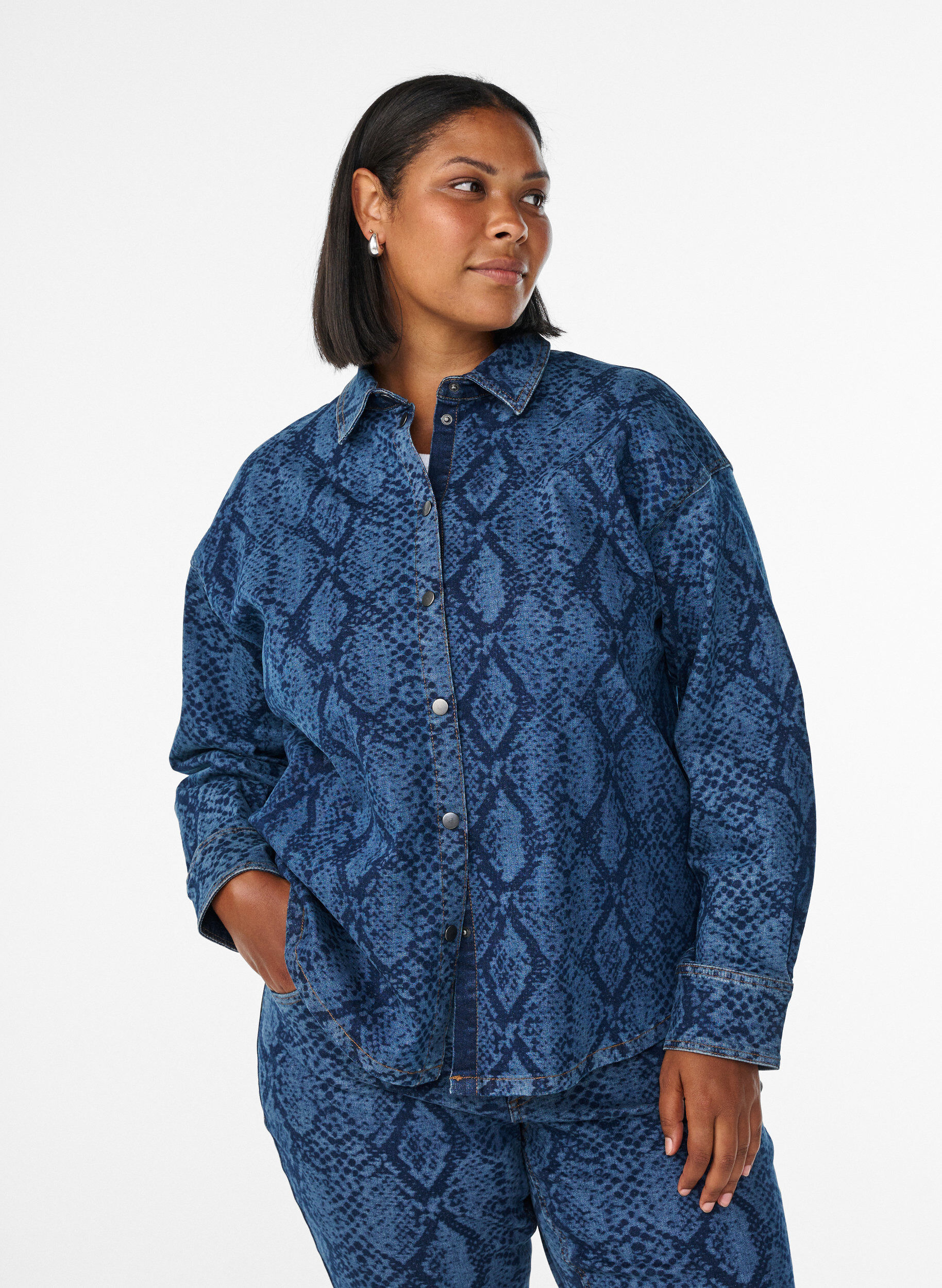 Lockeres Hemd aus Denim mit Schlangenprint, Blau, Model