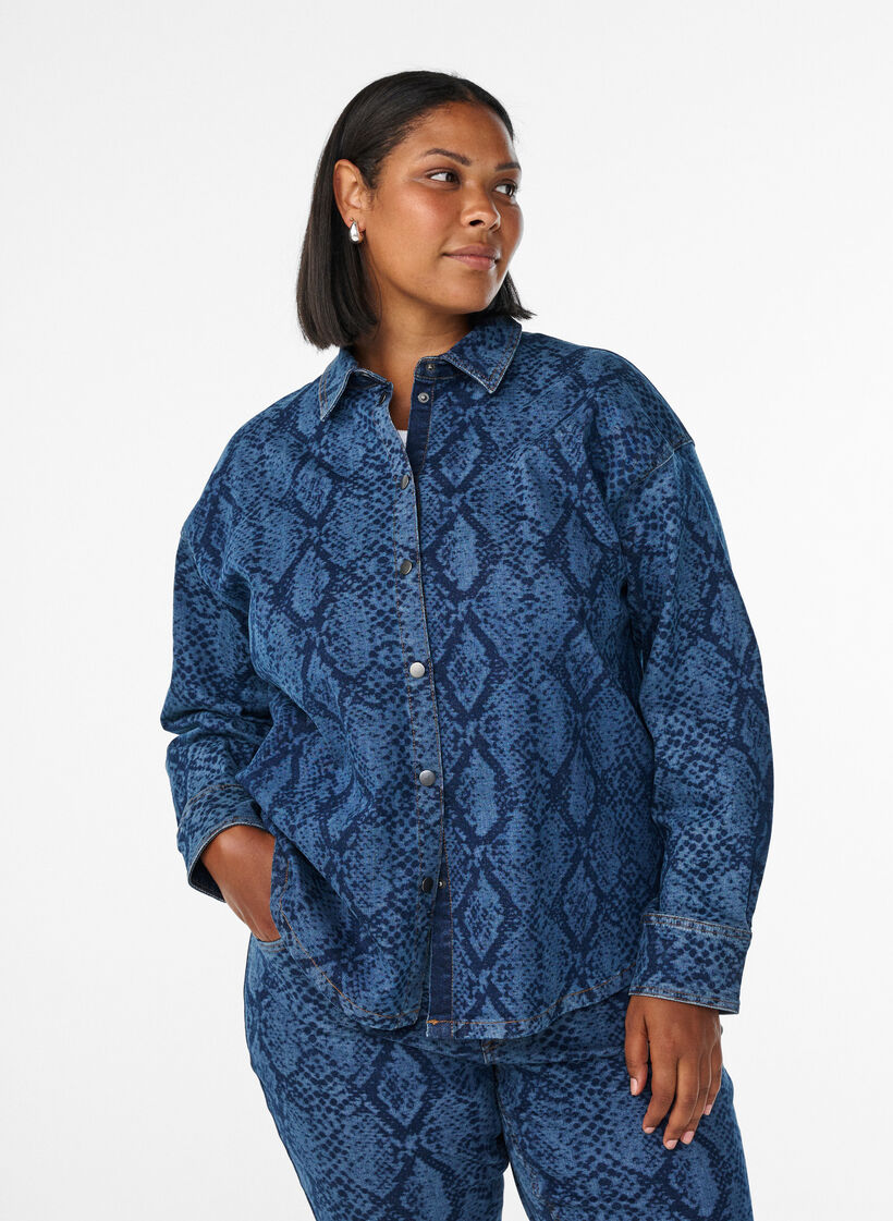 Lockeres Hemd aus Denim mit Schlangenprint, Blau, Model