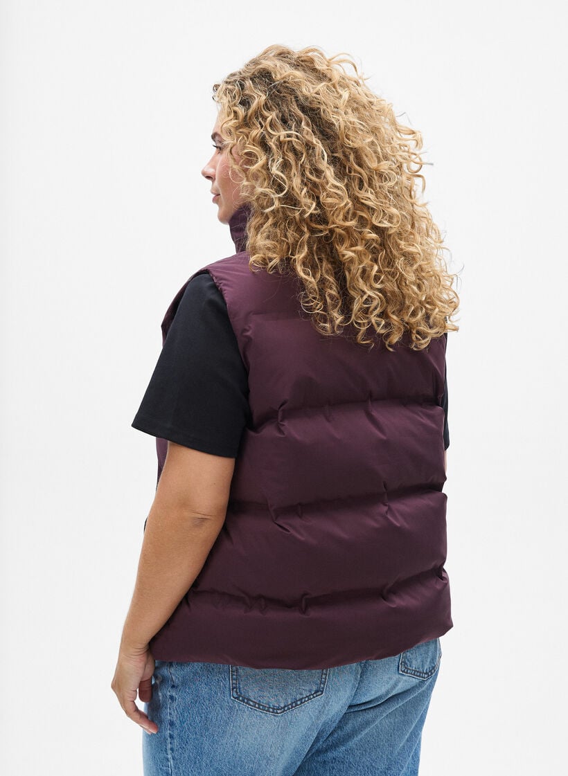 Kurze Steppweste mit hohem Kragen, Dunkles Bordeaux, Model image number 2