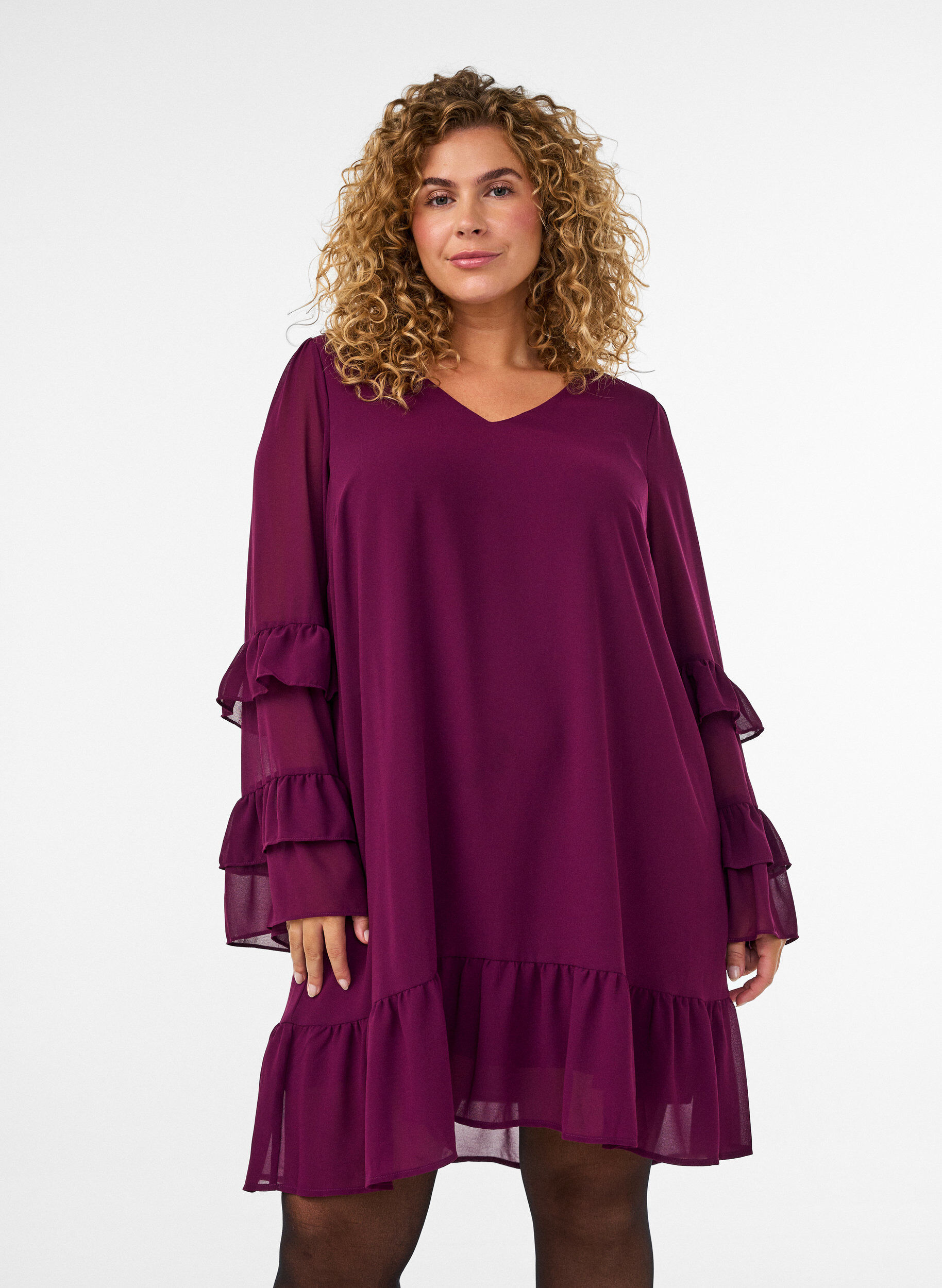 Kurzes Kleid mit transparenten R&uuml;schen&auml;rmeln, Lila, Model