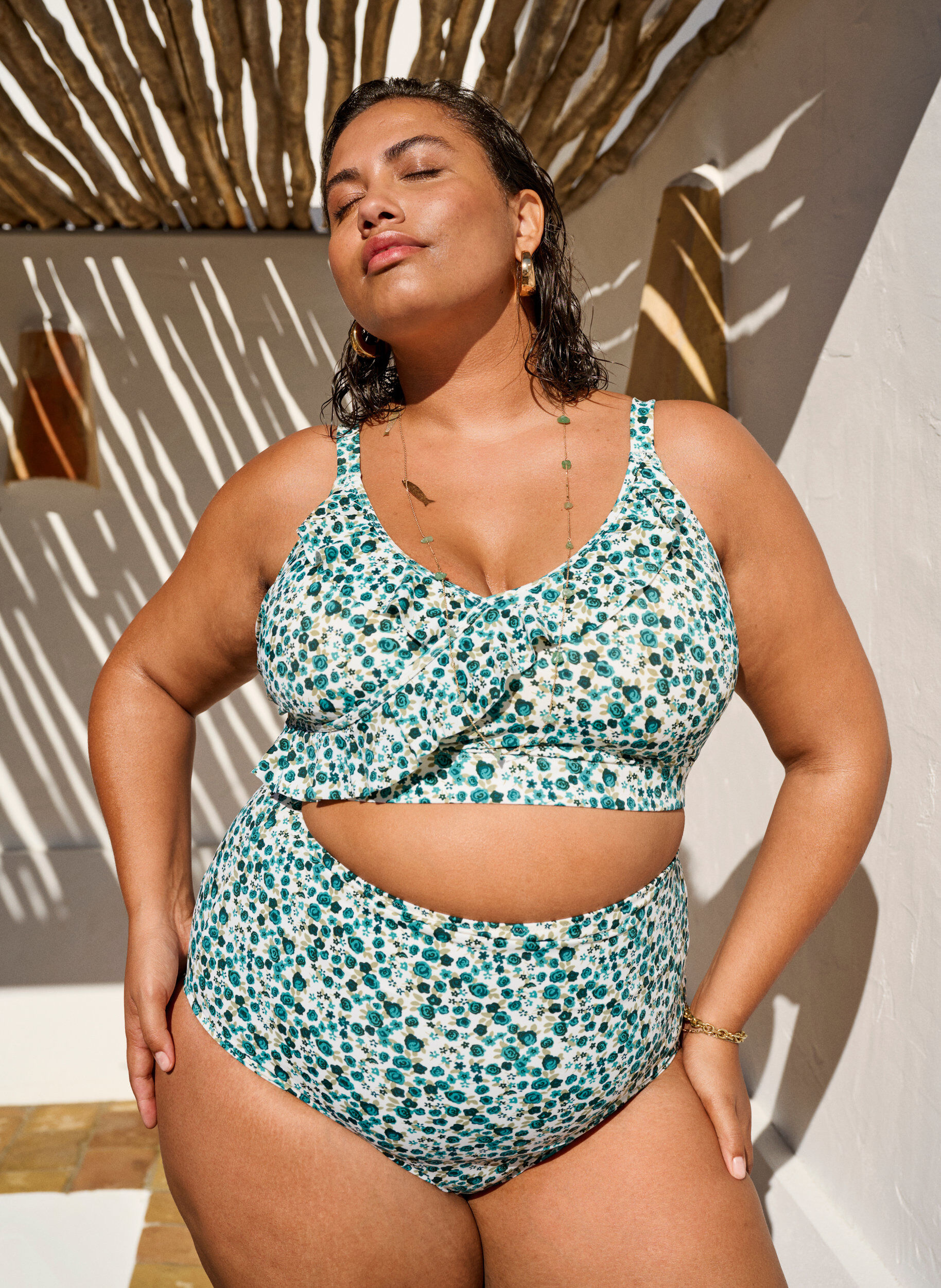 ZizziGebl&uuml;mtes Bikinioberteil mit R&uuml;schendetails, Gr&uuml;n, Image image number 0