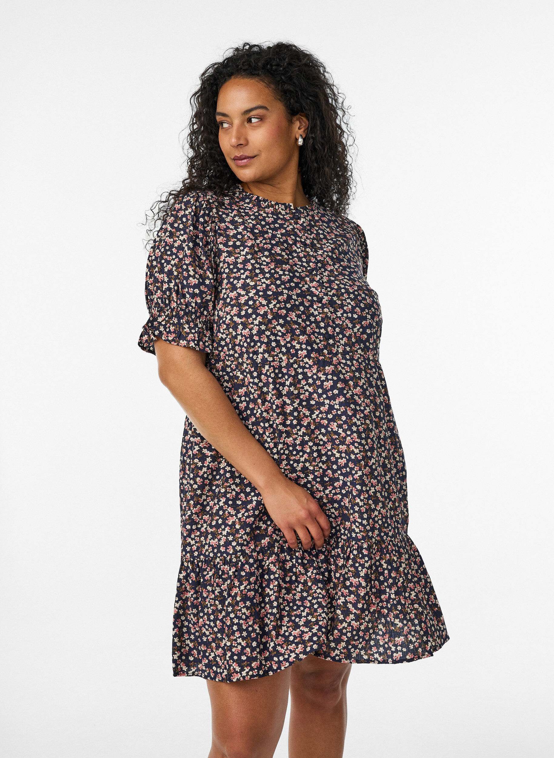 Kurzes Kleid aus Viskose mit R&uuml;schendetails, Blau, Model