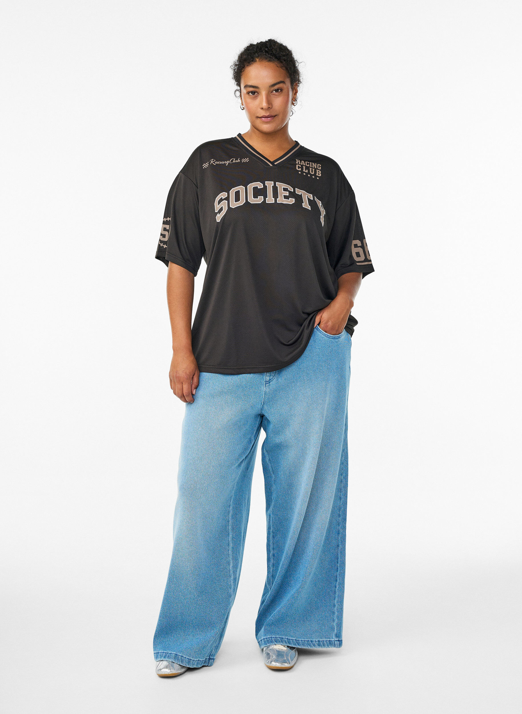 ZizziSportliches T-Shirt mit V-Ausschnitt und Racing-Print, Schwarz, Model image number 1