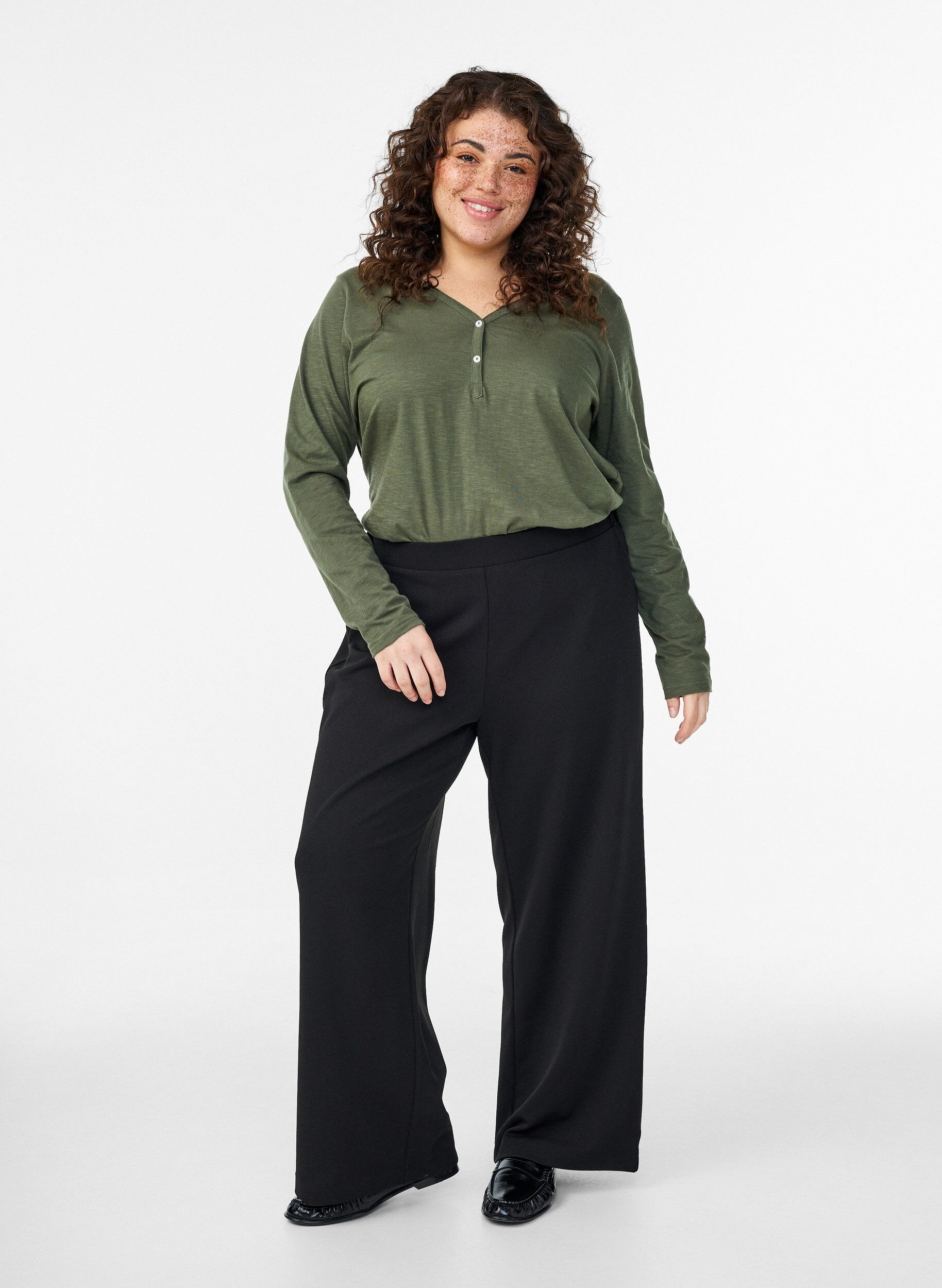 ZizziFLASH - Langarmshirt mit V-Ausschnitt und Kn&ouml;pfen, Gr&uuml;n, Model image number 1