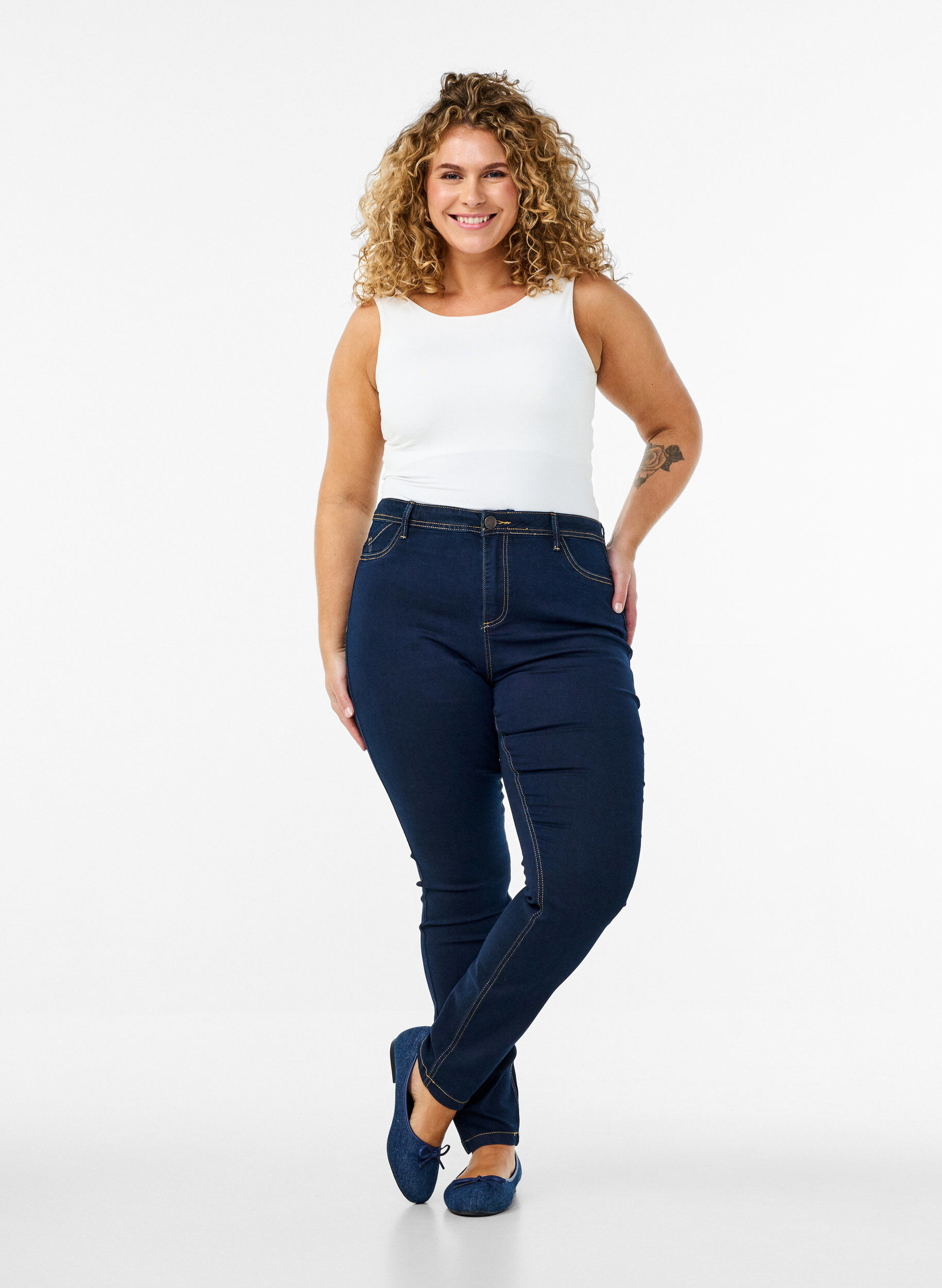 Super Slim Amy Jeans mit hoher Taille, Blau, Model