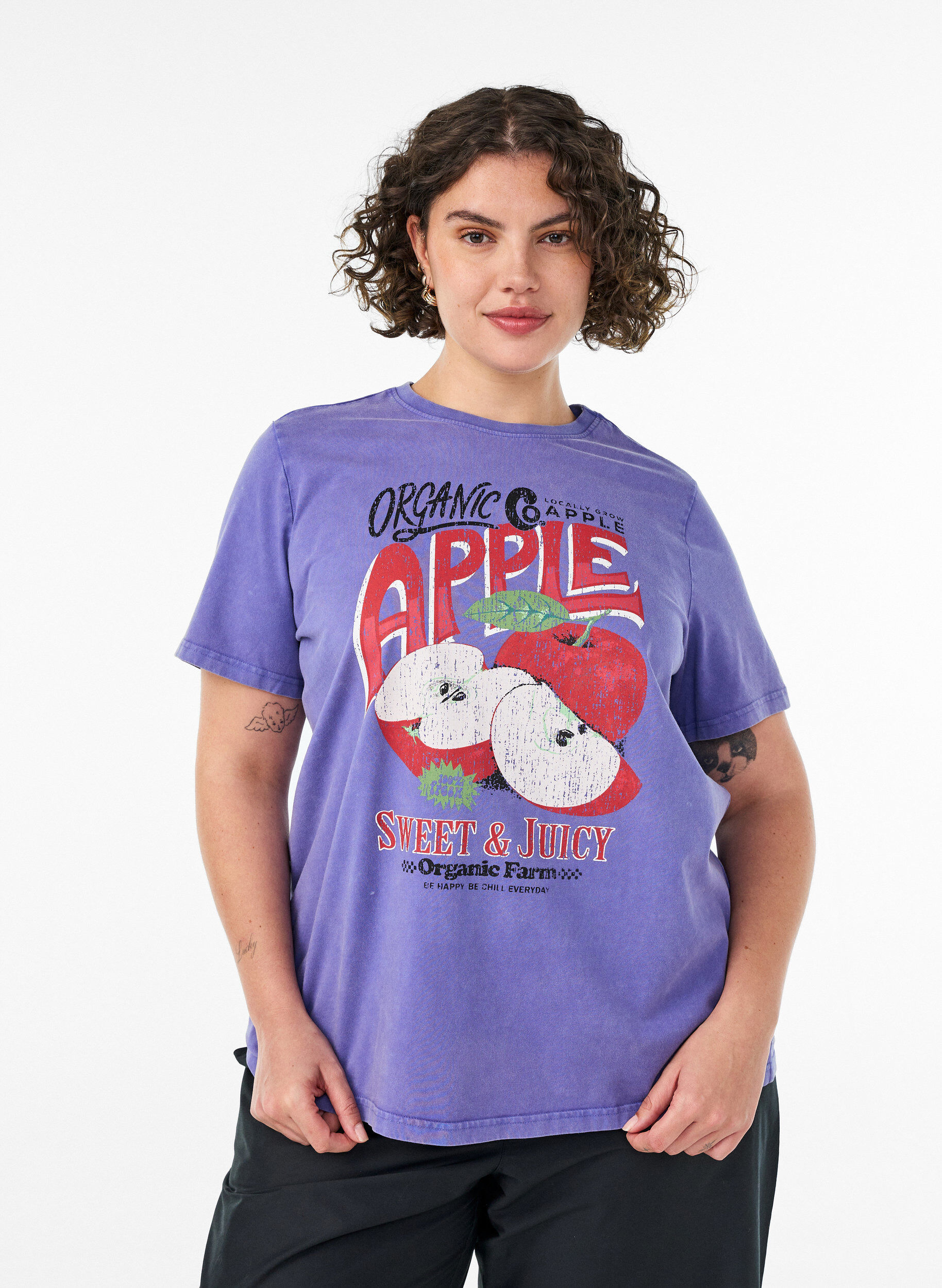 Baumwoll-T-Shirt mit Frontprint und gewaschener Optik, Lila, Model