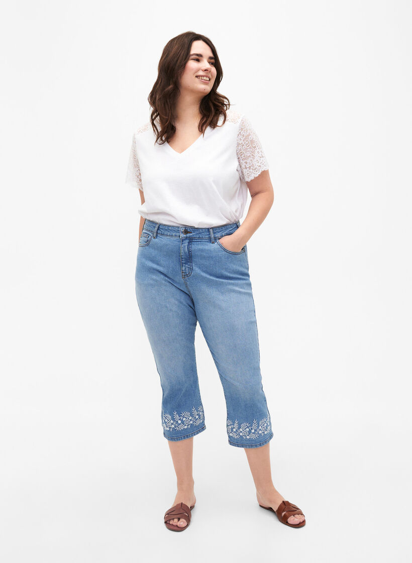  Amy Capri-Hosen mit hoher Taille und Stickerei, Light blue denim, Model image number 0