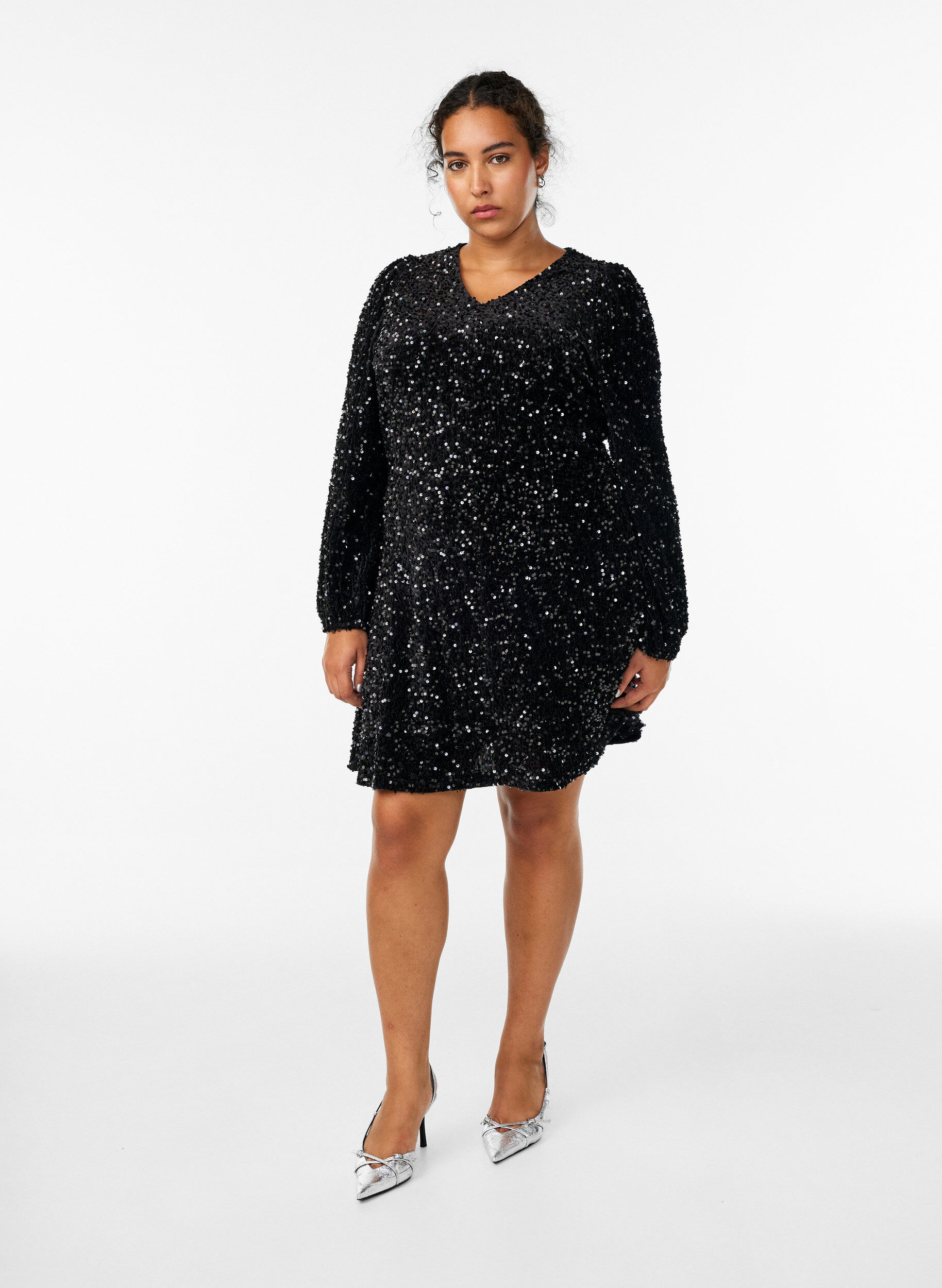 Kurzes A-Linien-Pailletten-Kleid, Schwarz, Model