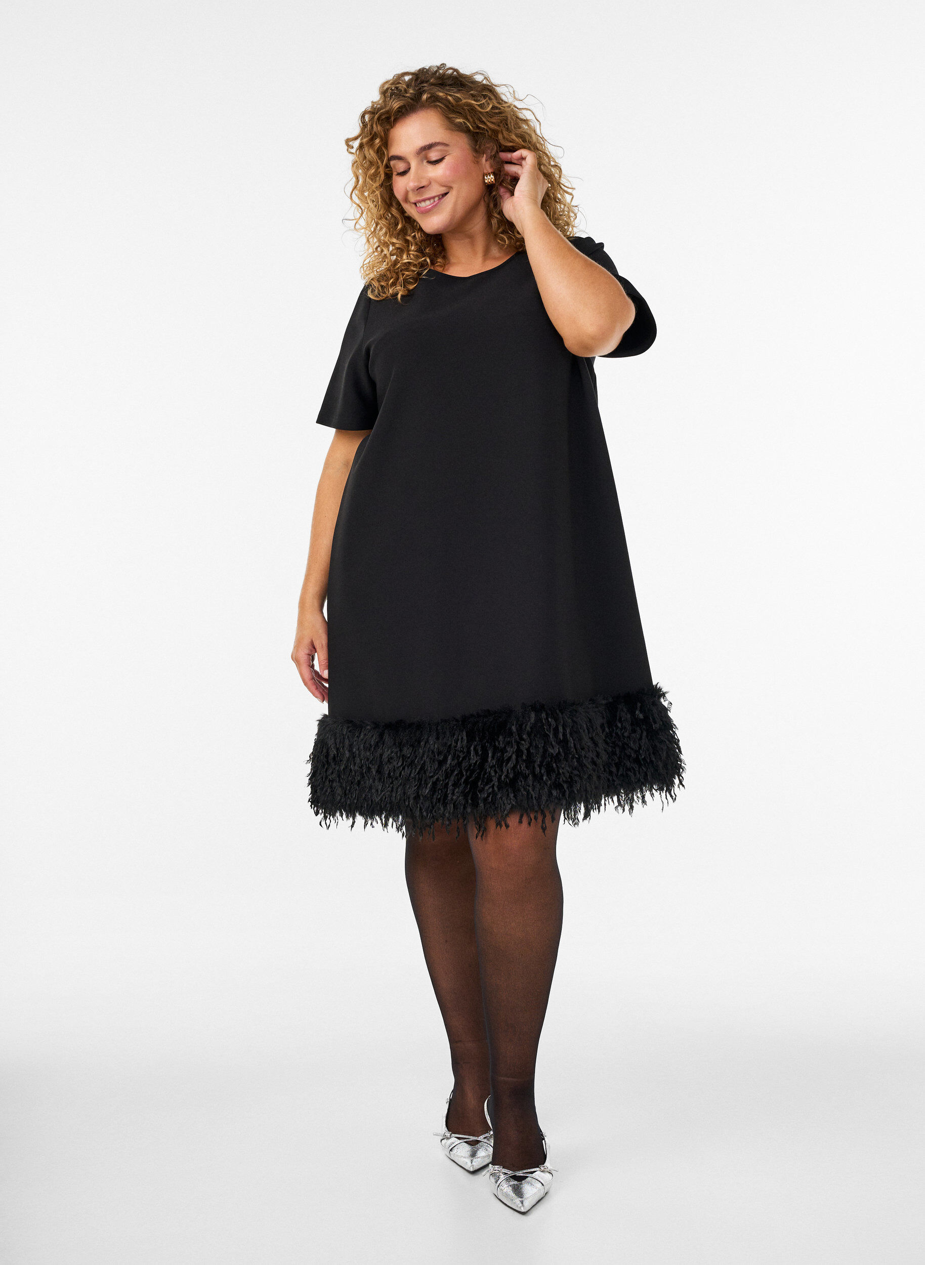 ZizziKurzes Jerseykleid mit Federbesatz, Schwarz, Model image number 1