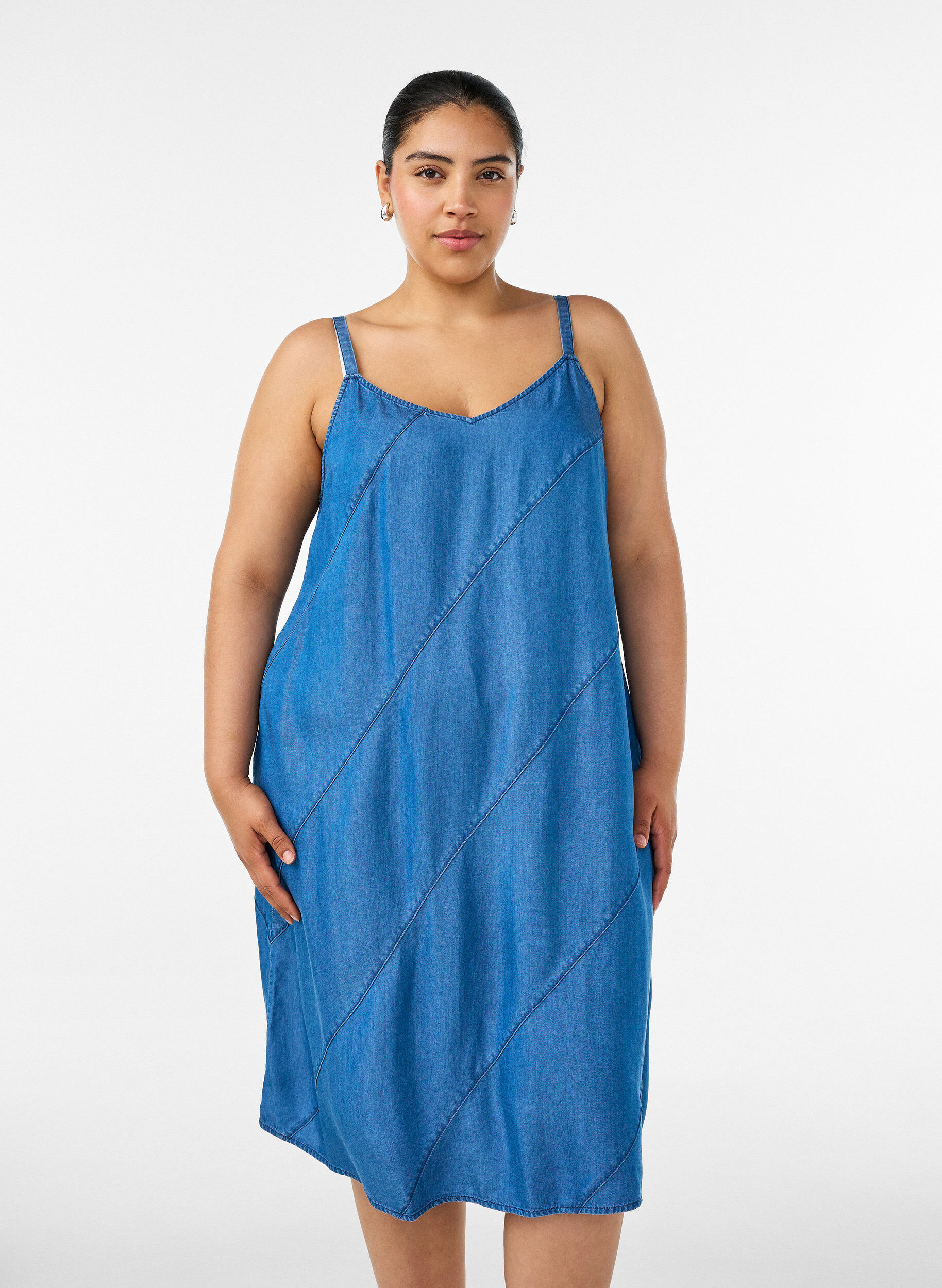 ZizziKleid in Denim-Optik aus TENCEL&trade; Lyocell mit Tr&auml;gern, Blau, Model image number 0