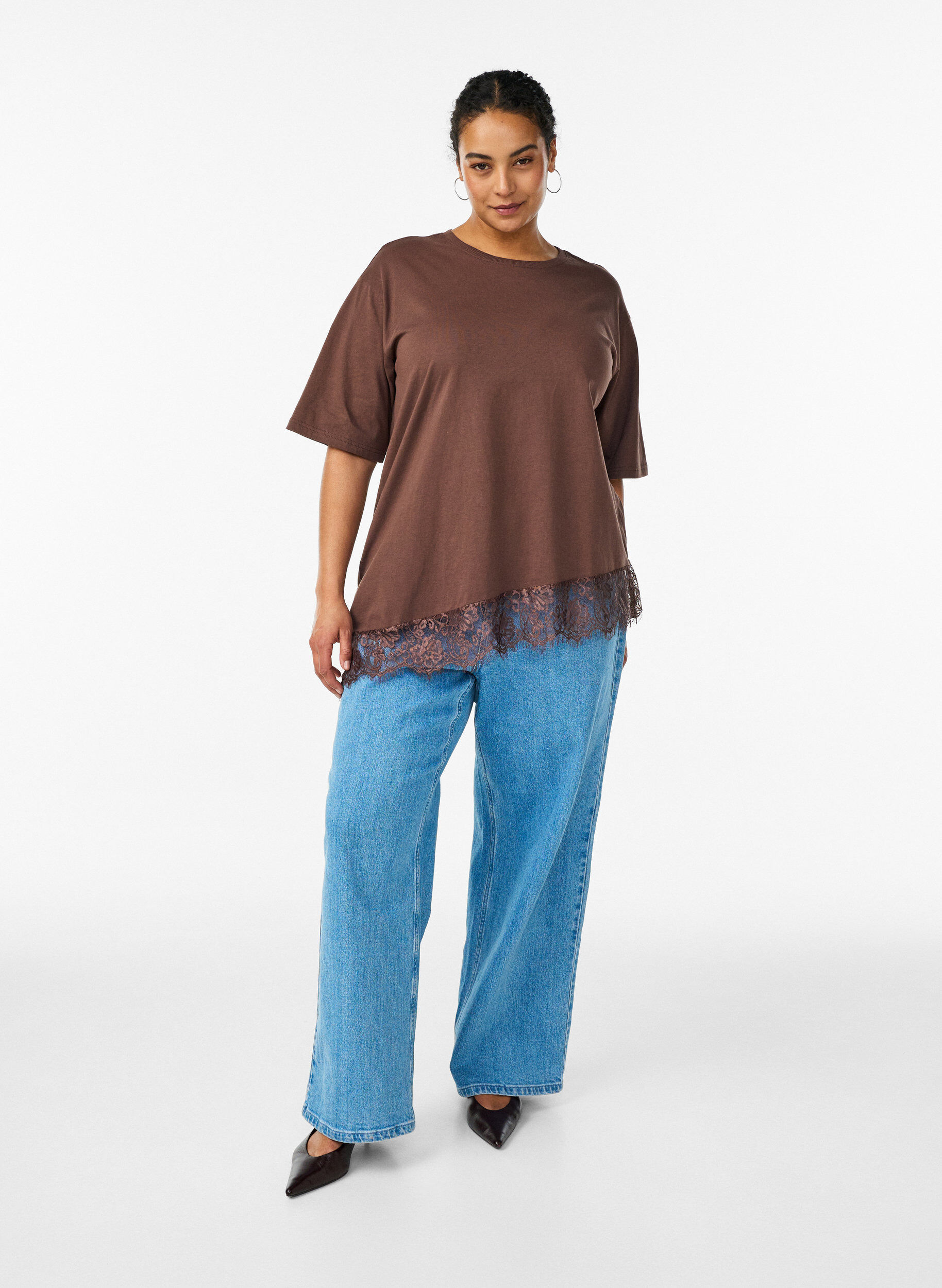 ZizziT-Shirt mit asymmetrischem Spitzensaum, Braun, Model image number 1