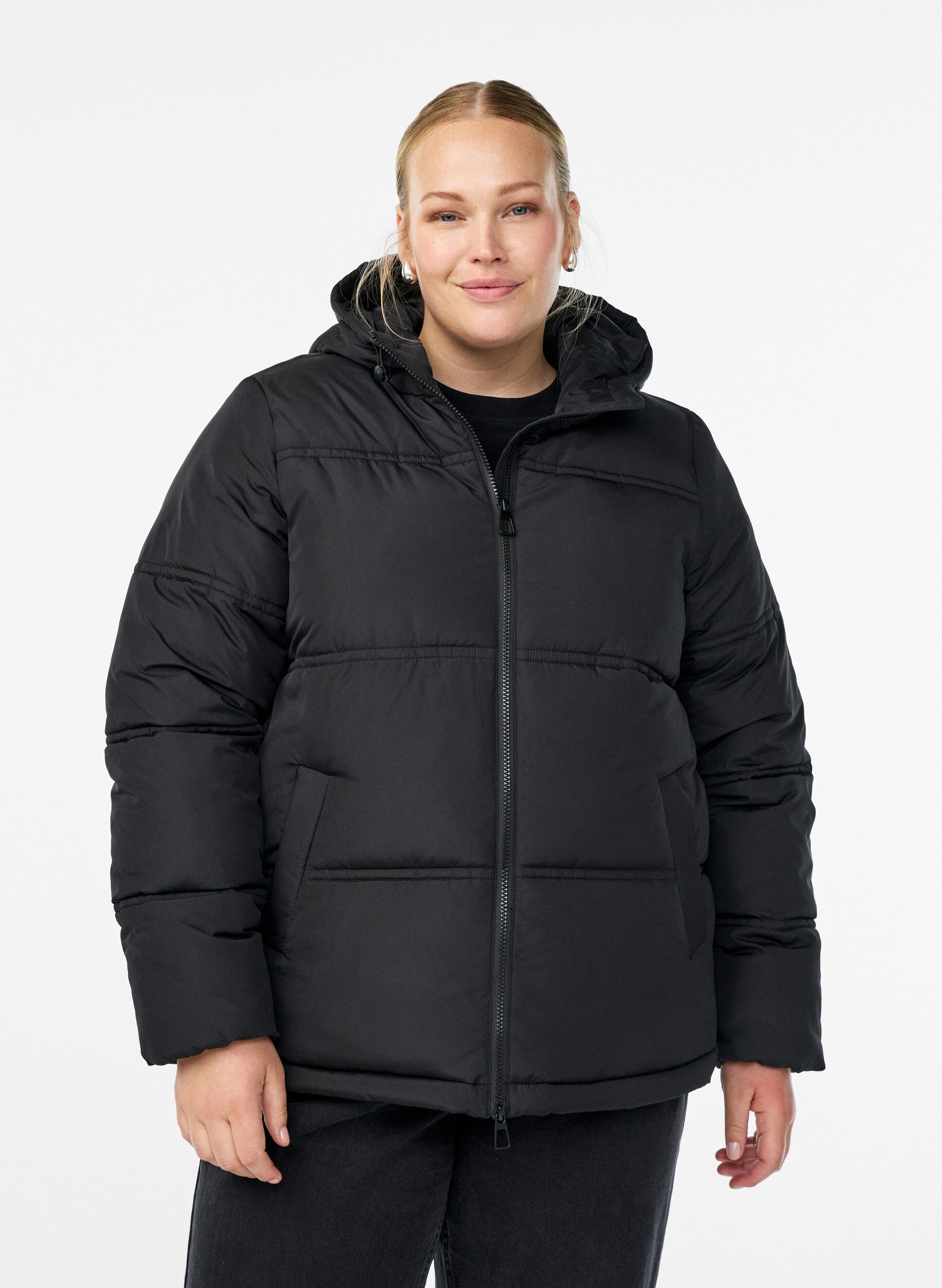 Kurze Steppjacke mit Kapuze und Zwei-Wege-Rei&szlig;verschluss, Schwarz, Model