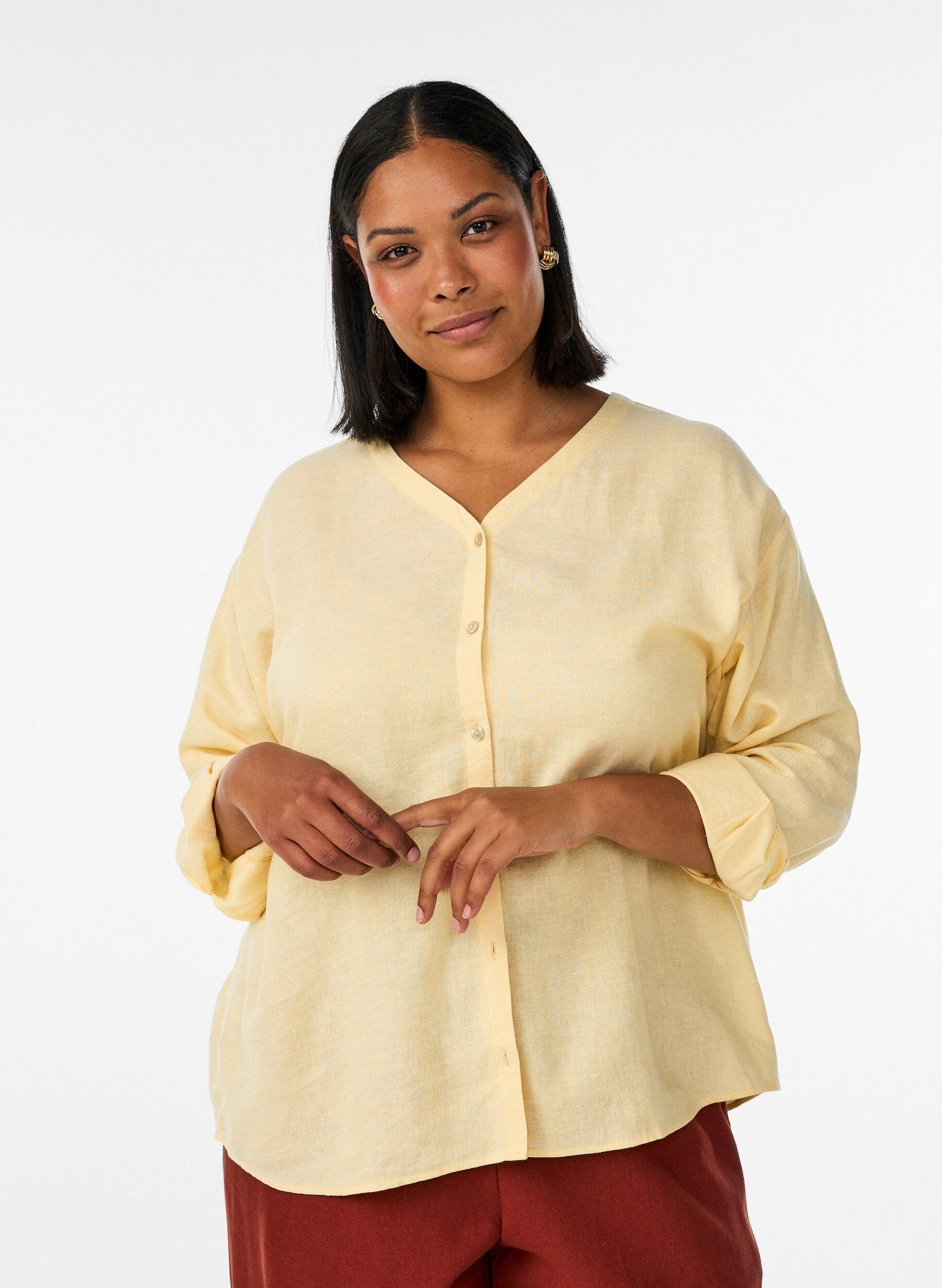 Bluse aus Leinen und Viskose mit V-Ausschnitt, Gelb, Model