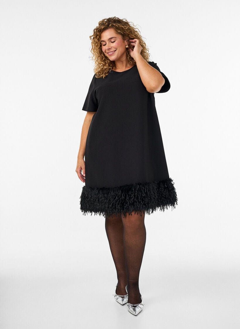 Kurzes Jerseykleid mit Federbesatz, Schwarz, Model image number 1
