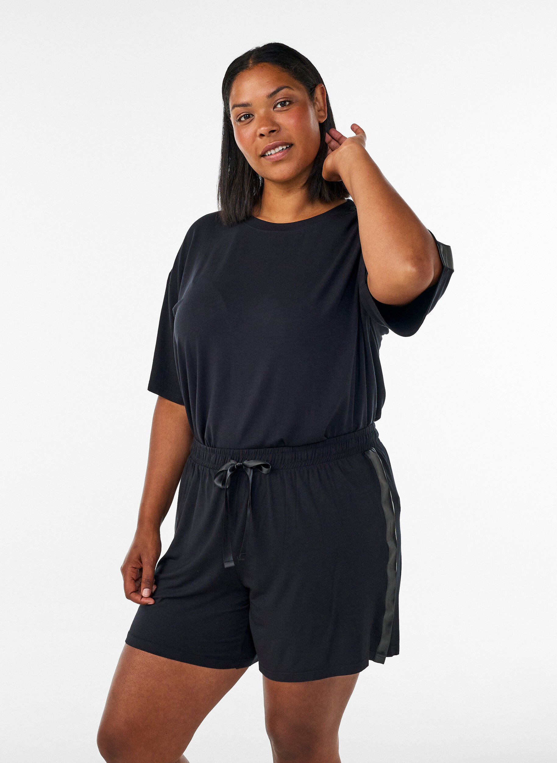 Pyjamashorts aus Modal mit Kontrastband, Schwarz, Model