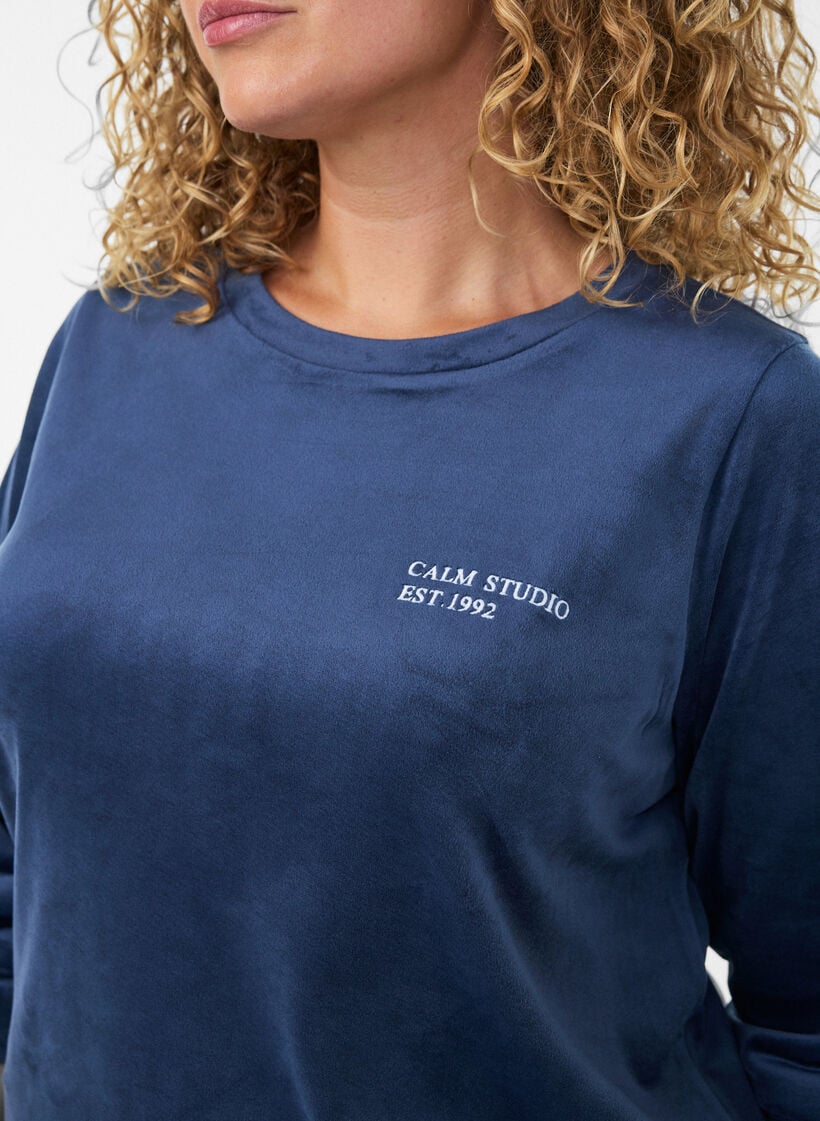 Bluse aus Velours mit aufgesticktem Text, Blau, Model image number 3