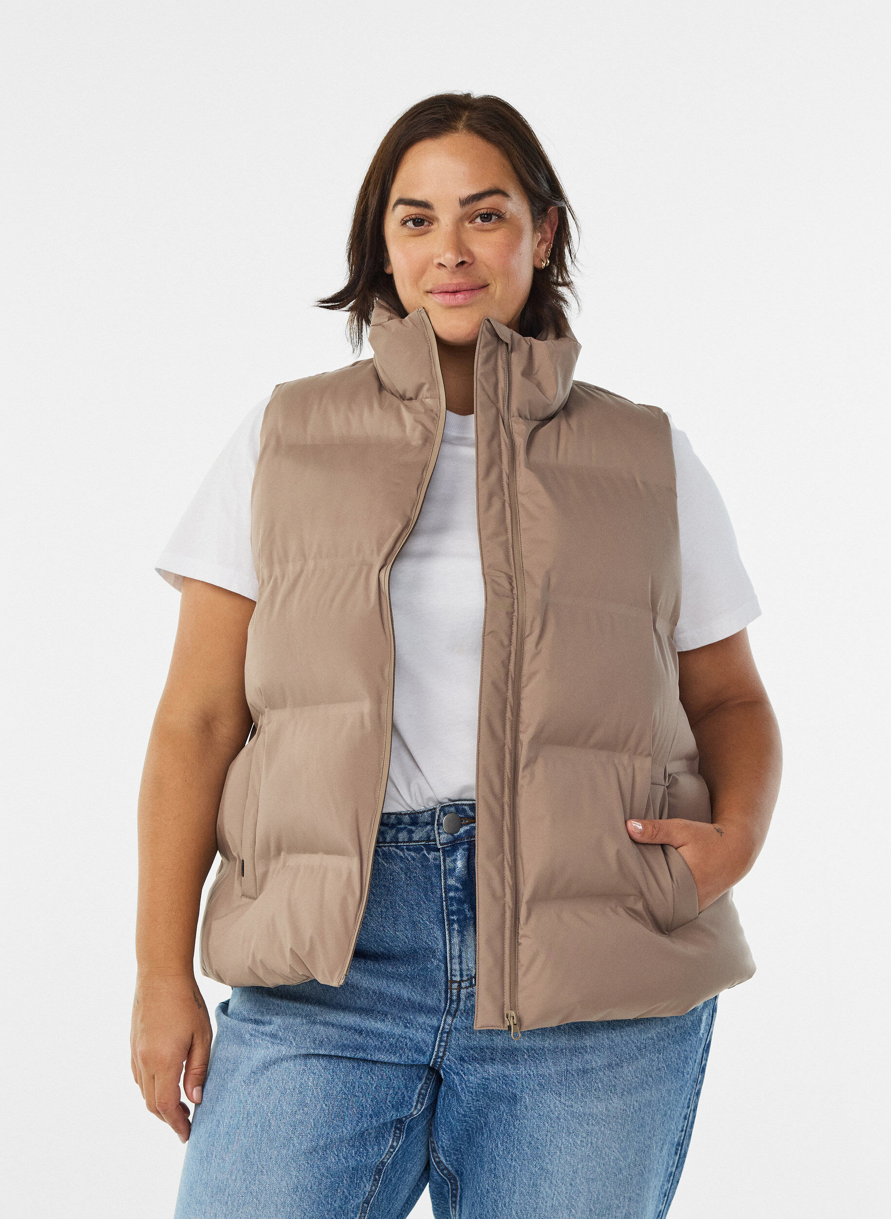 Kurze Steppweste mit hohem Kragen, Braun, Model