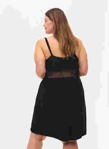Nachtkleid aus Viskose mit Spitzendetails, Black, Model image number 1