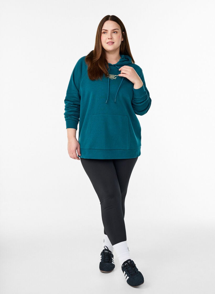 Hoodie mit gesticktem Frontmotiv, Gr&uuml;n, Model