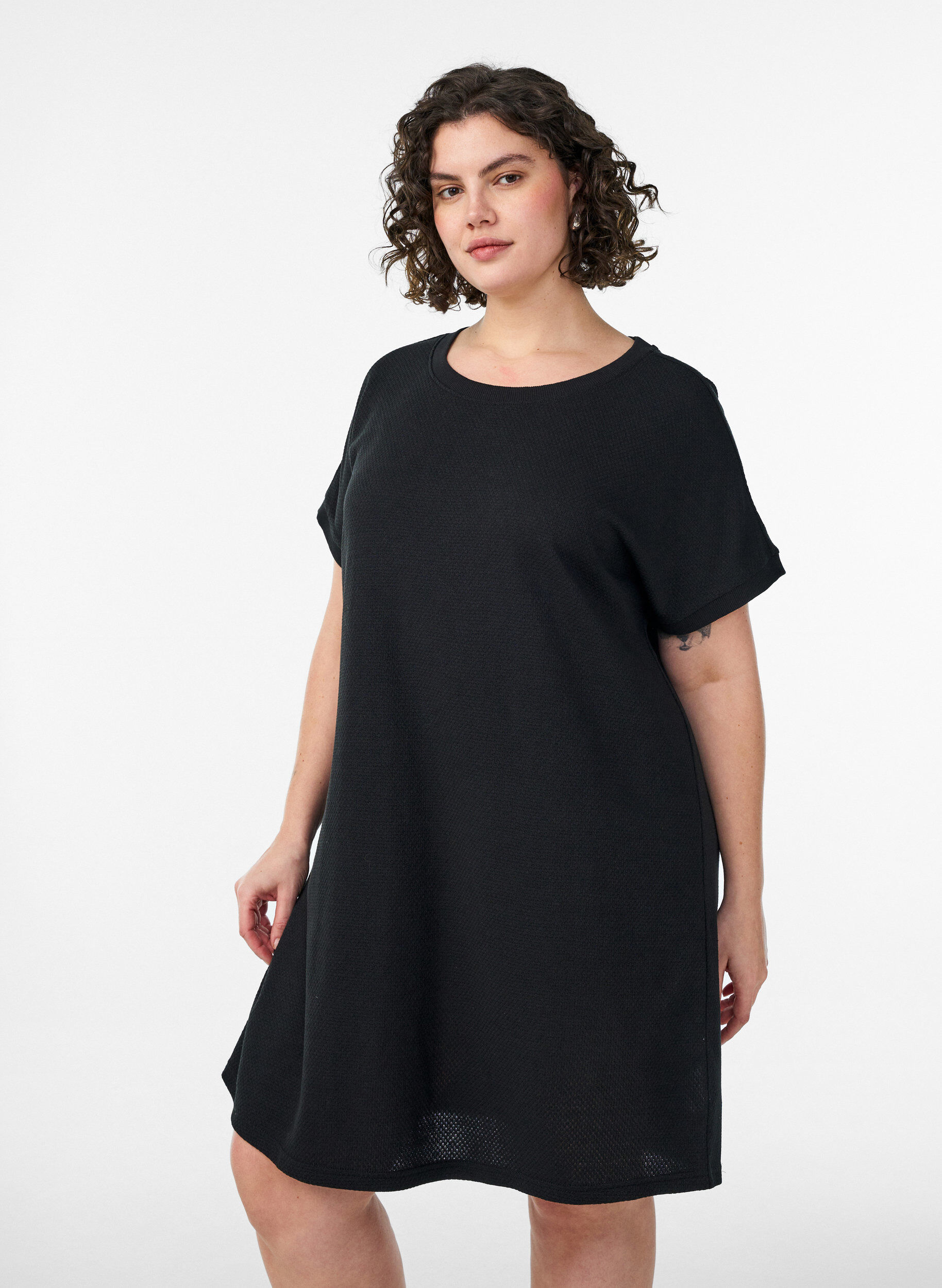 ZizziKurzes Kleid aus strukturiertem Jersey mit Rundhalsausschnitt, Schwarz, Model image number 0