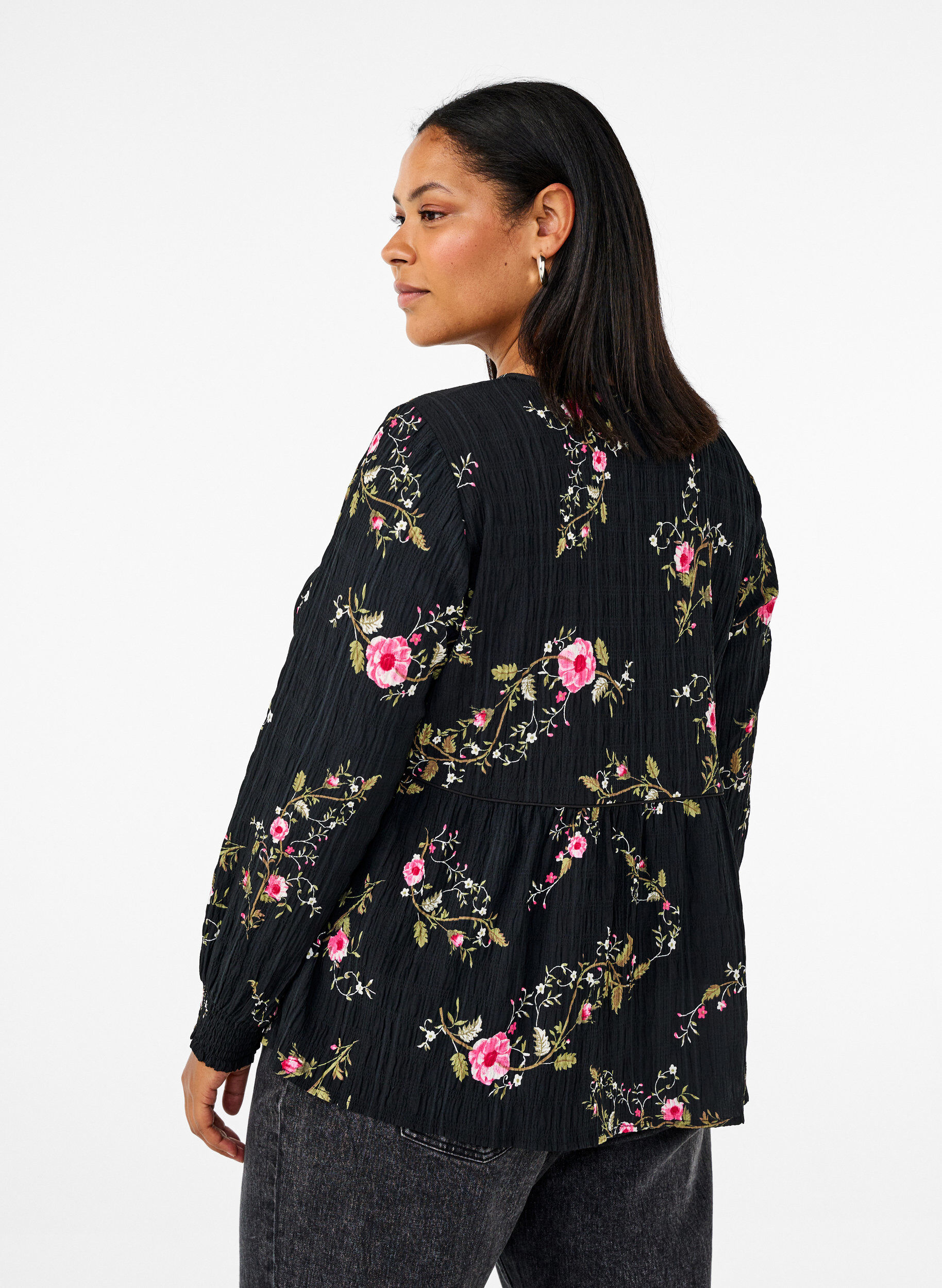 ZizziLang&auml;rmelige Bluse mit gebl&uuml;mtem Muster, Schwarz, Model image number 2