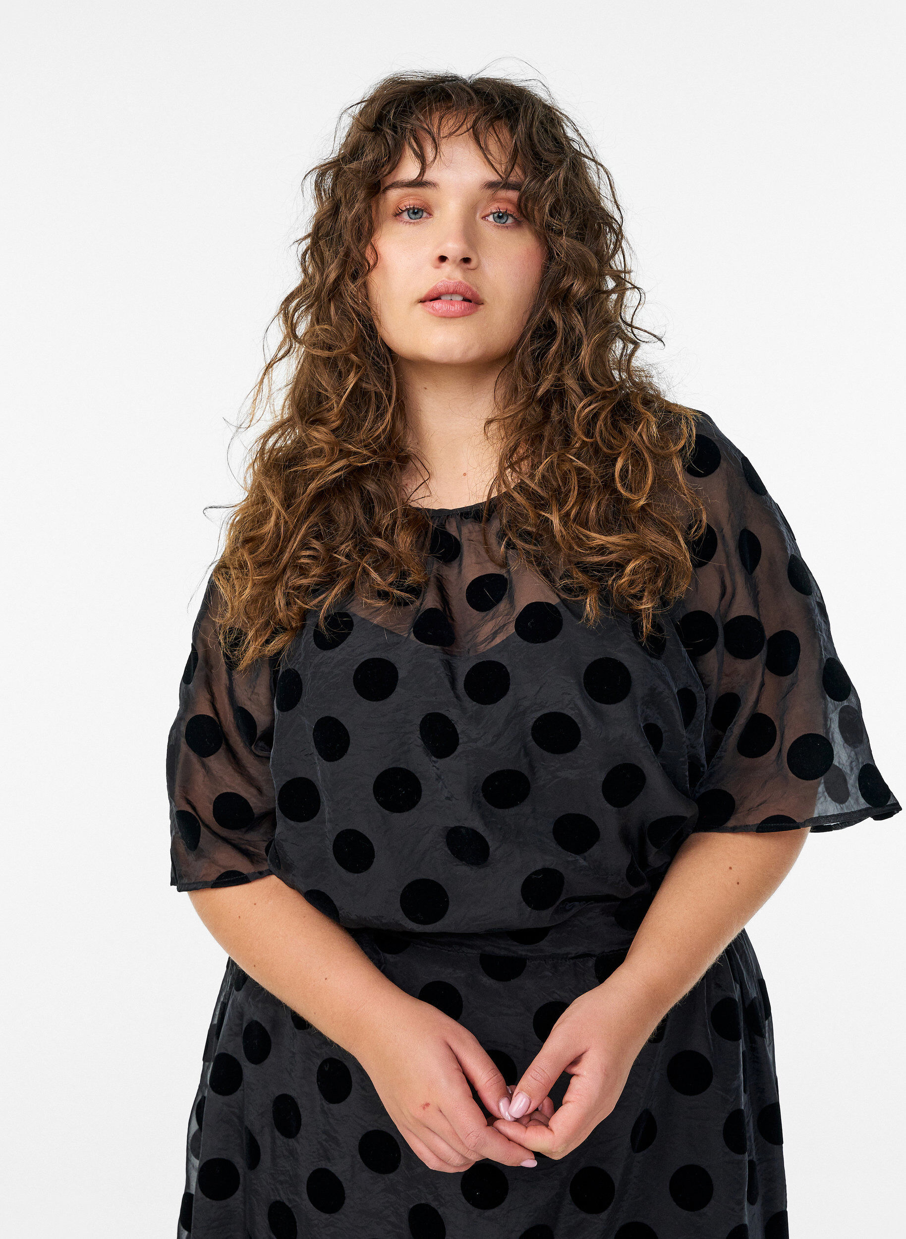 Partybluse in Organza-Optik mit Samtpunkten, Schwarz, Model