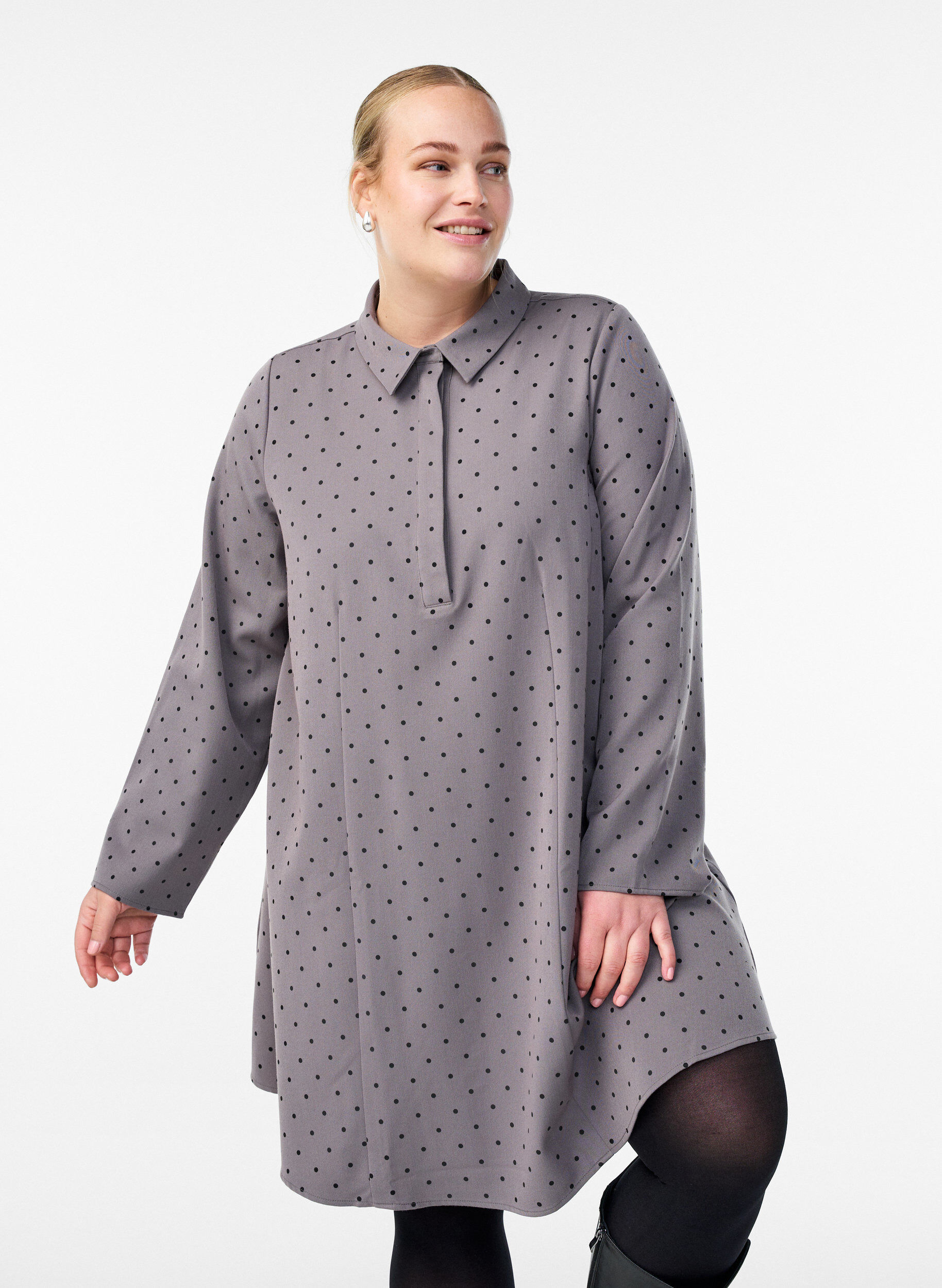 Kurzes A-Linien-Kleid mit langen &Auml;rmeln, Grau, Model