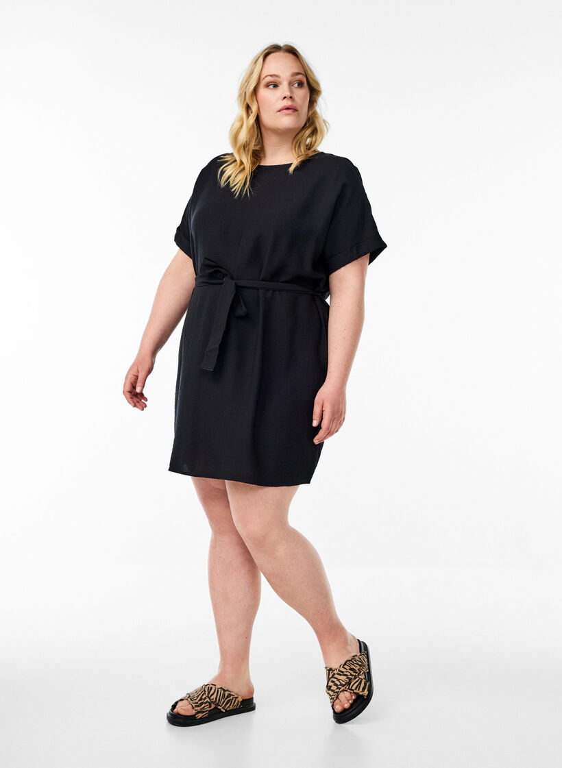 Kurzes Kleid mit lockerer Passform und Bindegürtel, Schwarz, Model image number 1