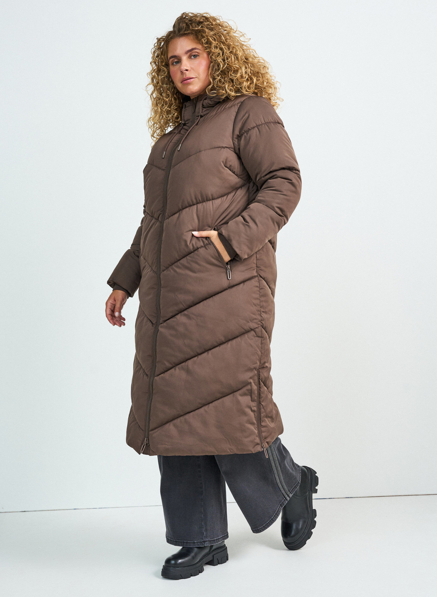 ZizziLanger Puffermantel mit Kapuze und Taschen, Braun, Model image number 0