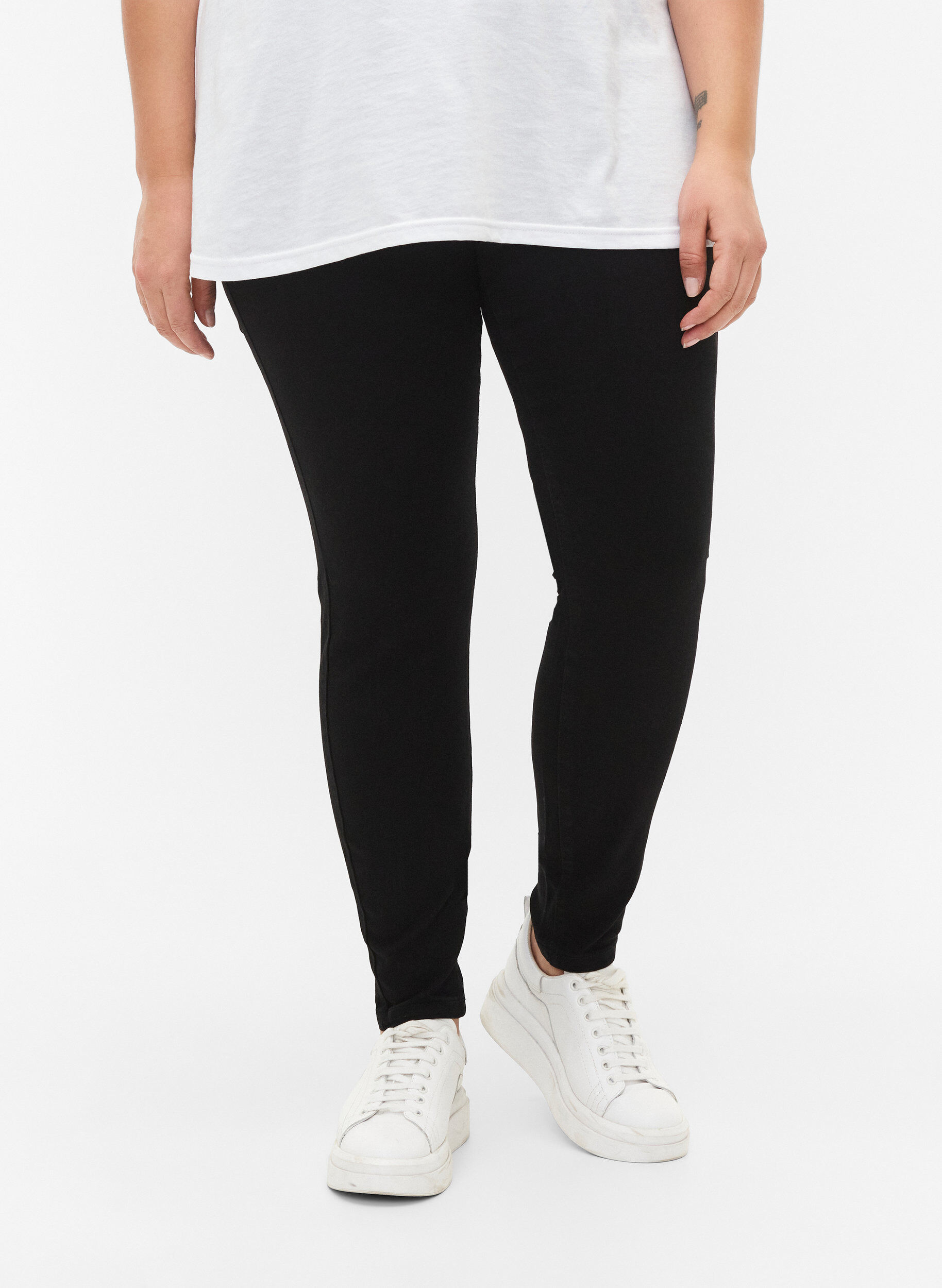 ZizziEng anliegende Jeggings mit hoher Taille, Schwarz, Model image number 2