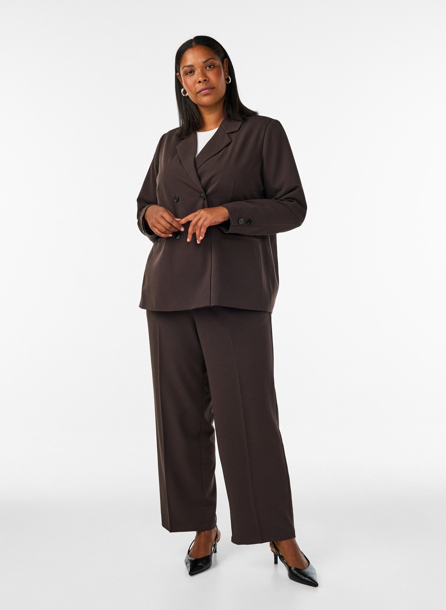 Hoch taillierte Hose mit B&uuml;gelfalten, Braun, Model