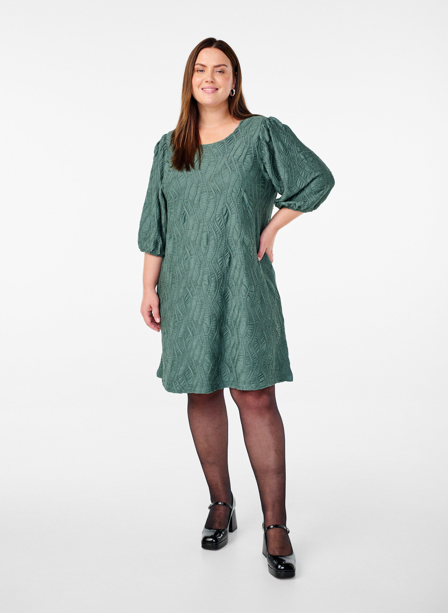 ZizziKurzes Kleid mit Struktur und 3/4-&Auml;rmeln, Gr&uuml;n, Model image number 1