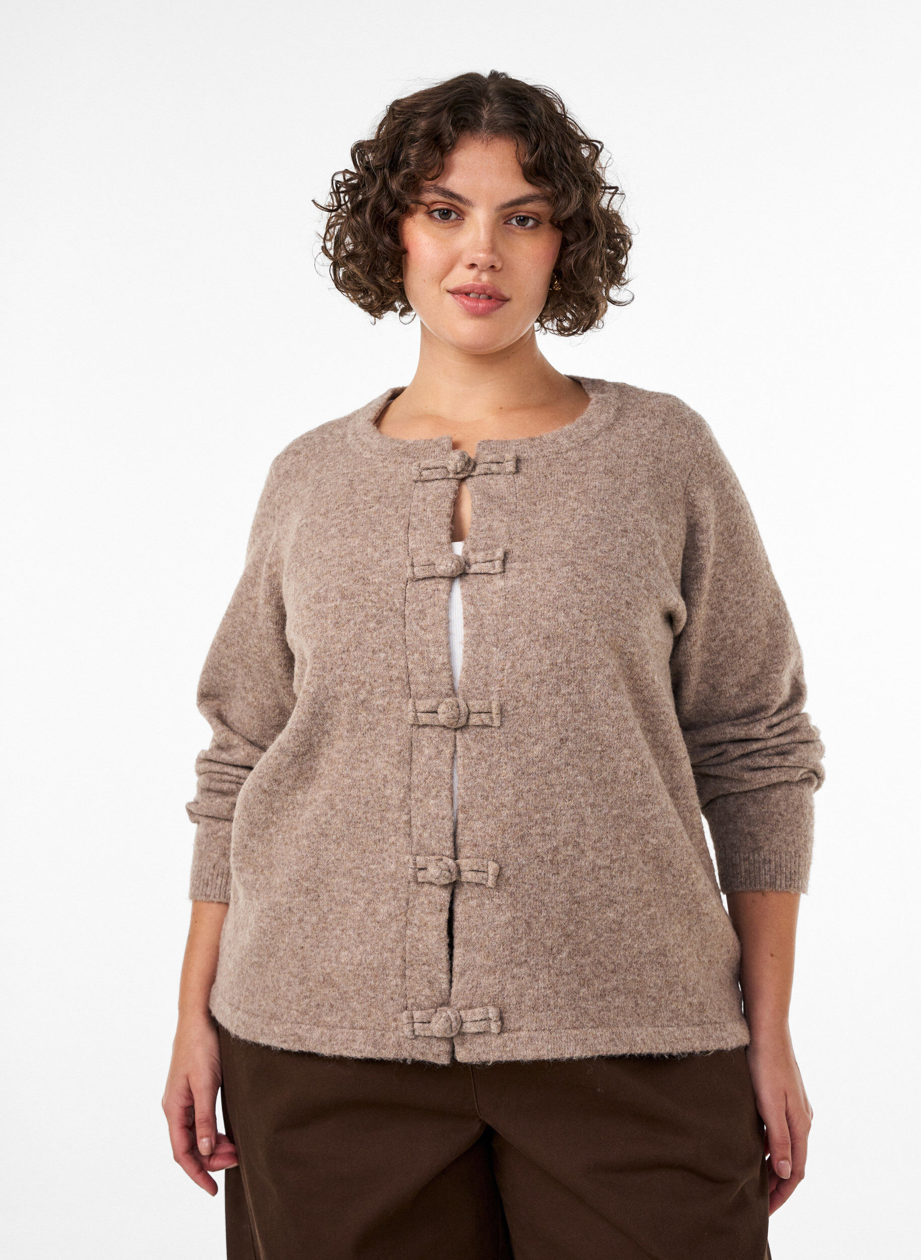 ZizziStrickjacke mit Knotenverschl&uuml;ssen, Beige, Model image number 0