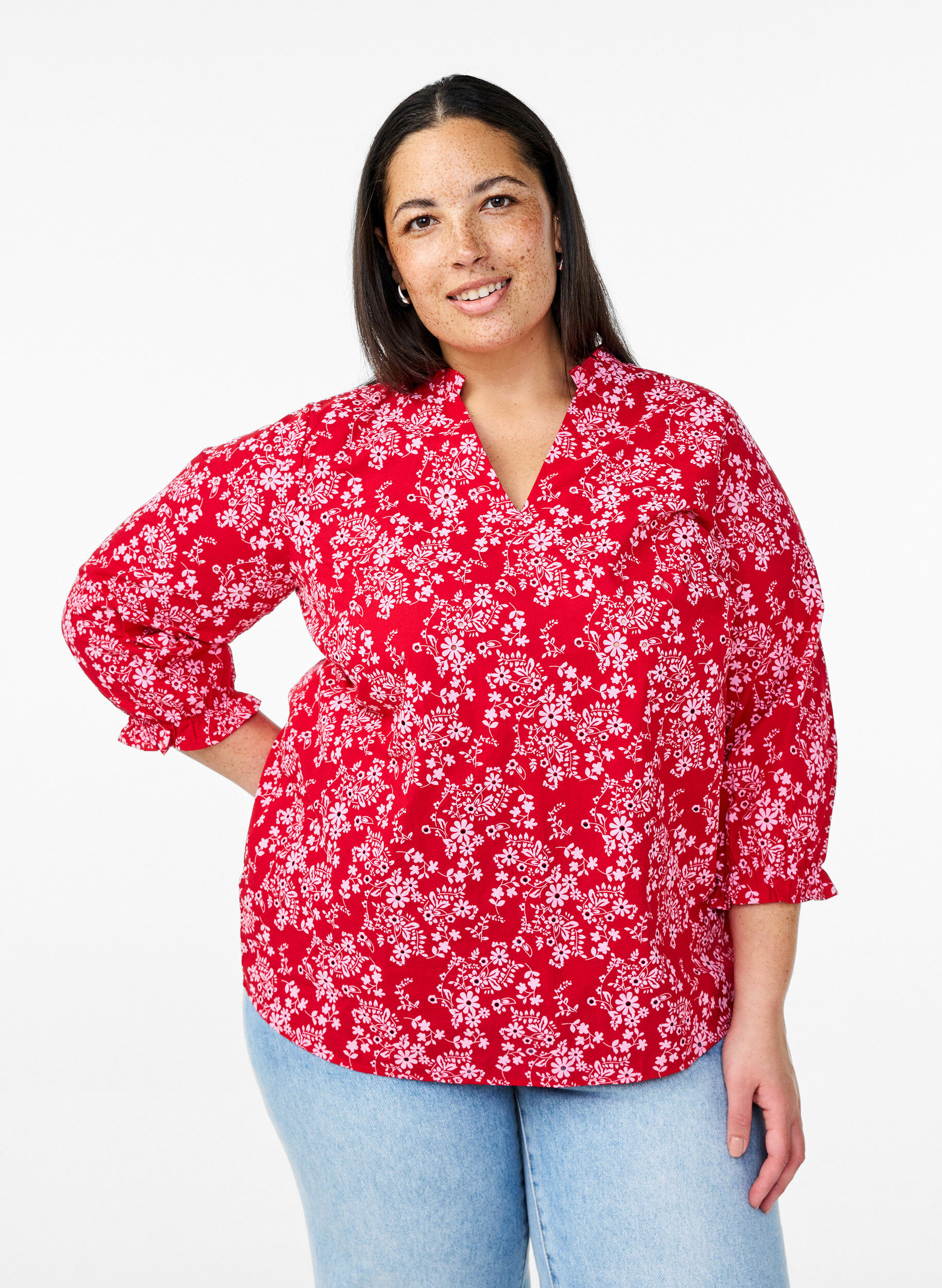 Gebl&uuml;mte Bluse aus Baumwolle, Rot, Model