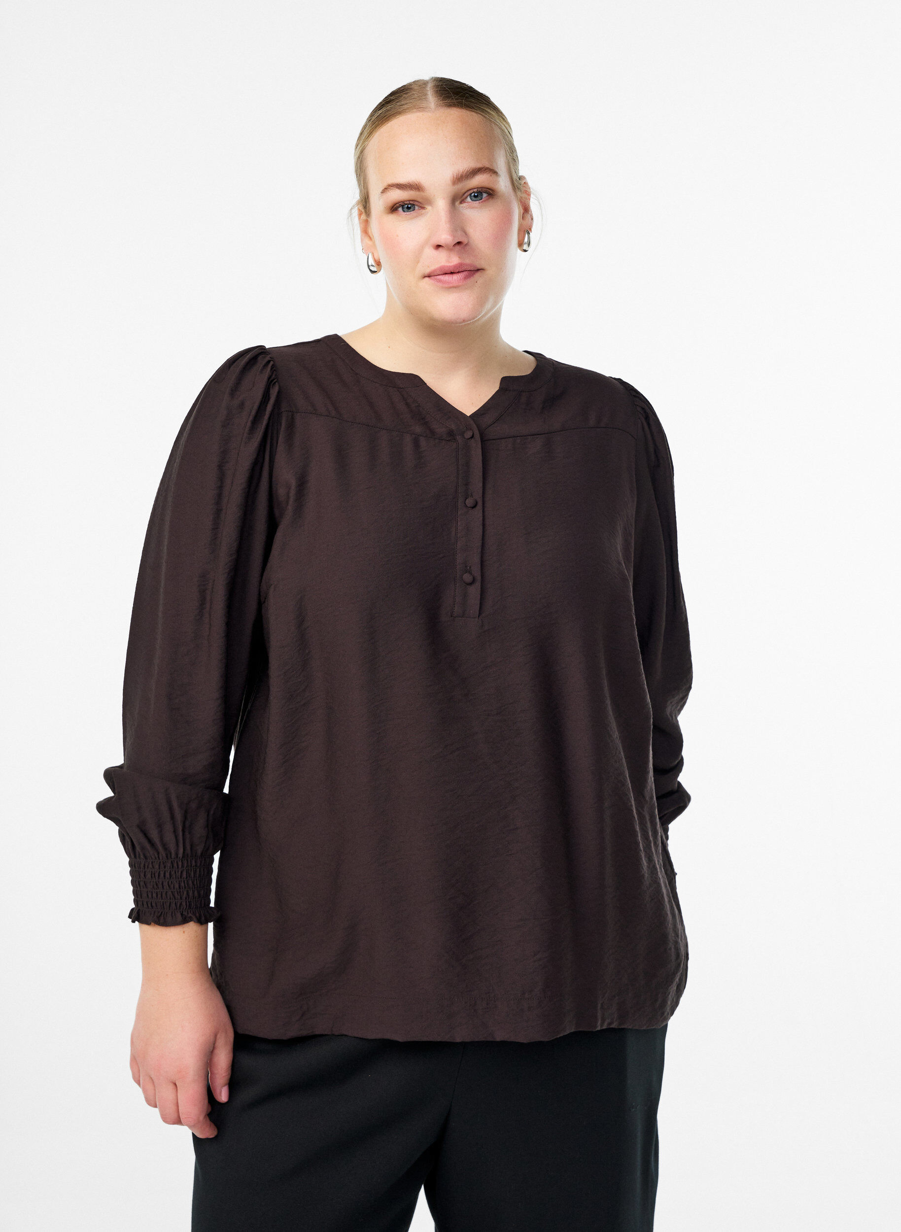 Viskose-Bluse mit Puff&auml;rmeln und gerafften Details, Braun, Model