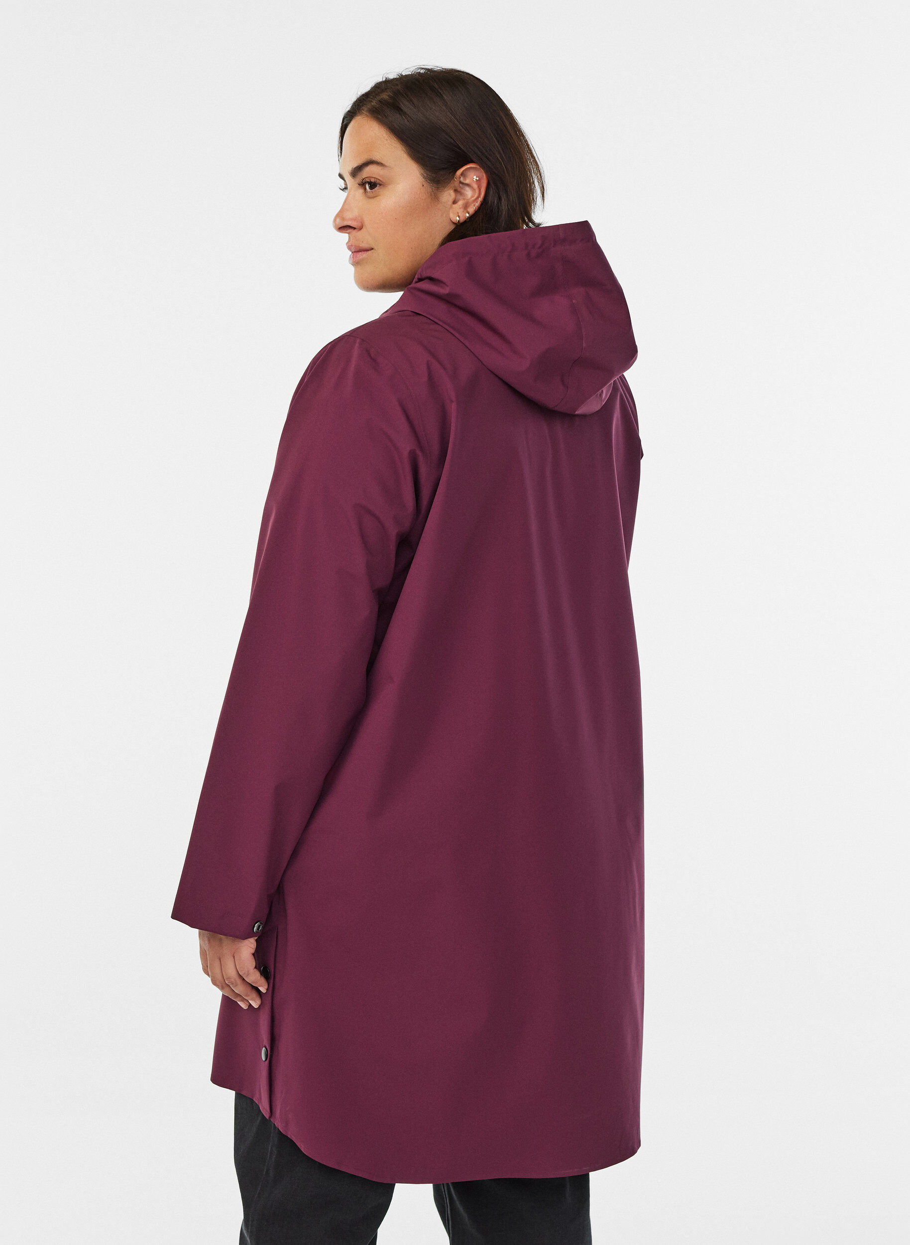 ZizziRegenjacke mit Taschen und Kapuze., Dunkles Bordeaux, Model image number 2