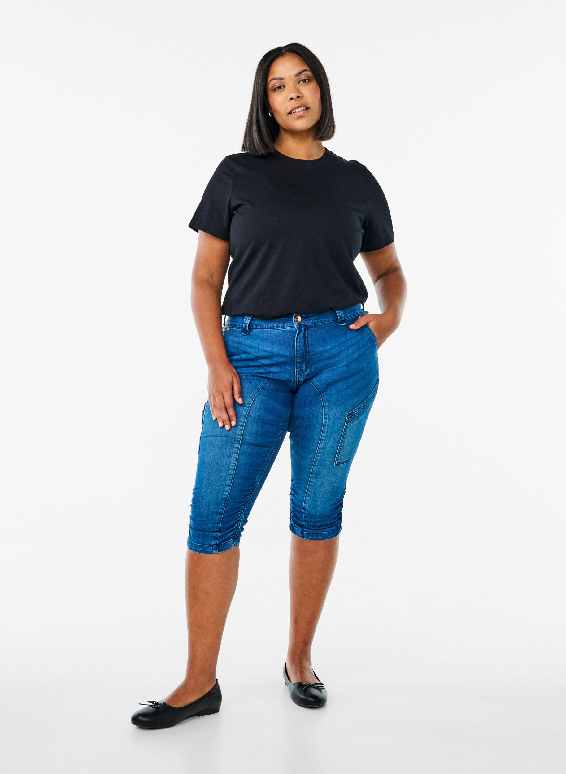 Slim Fit Capri-Jeans mit Taschen, Blau, Model