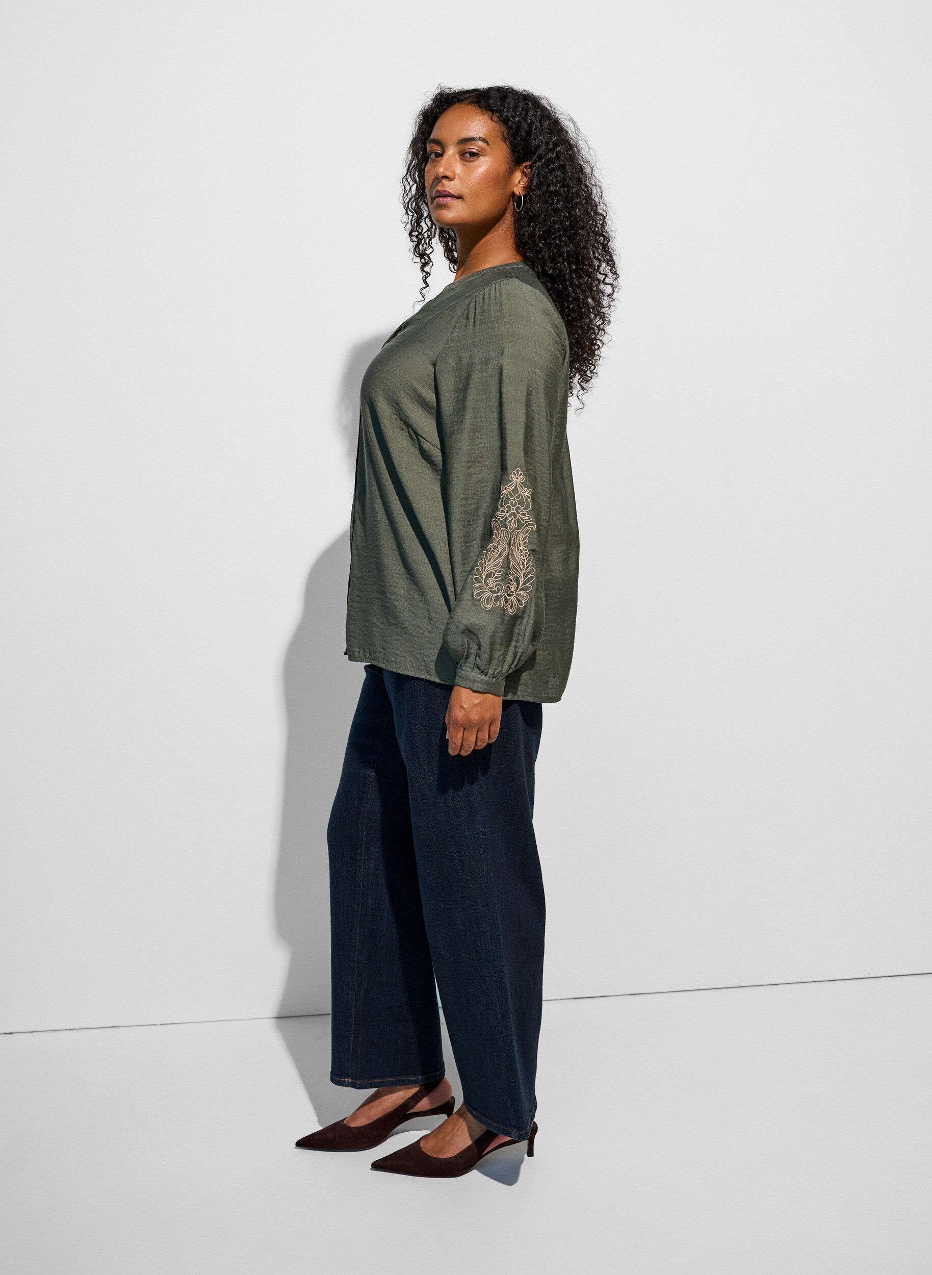 ZizziBluse aus Viskose mit bestickten &Auml;rmeln, Gr&uuml;n, Model image number 3