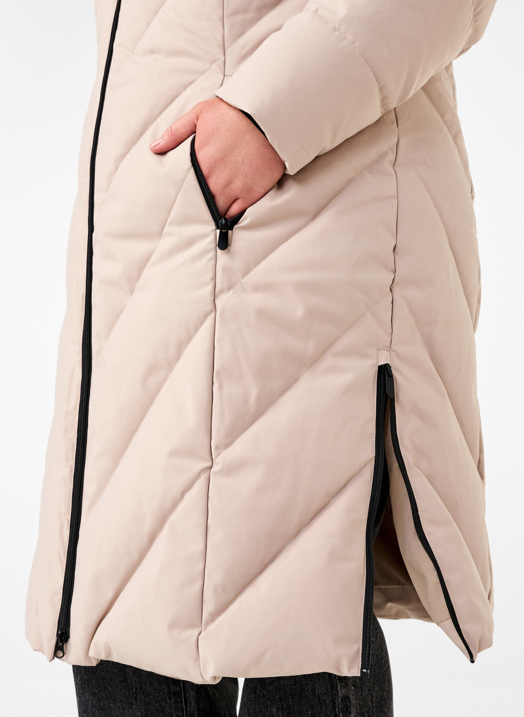 ZizziLanger Wintermantel mit Hakenverschl&uuml;ssen und Kunstfellkragen, Beige, Model image number 3