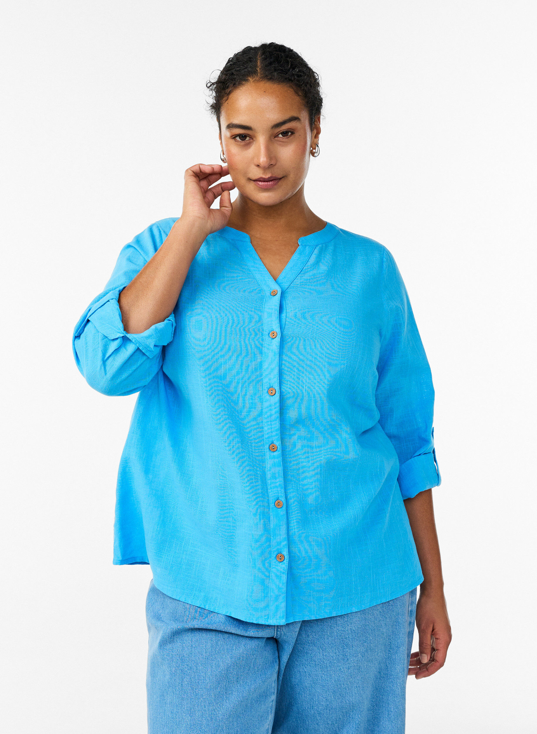 Hemdbluse aus Baumwolle mit V-Ausschnitt, Blau, Model