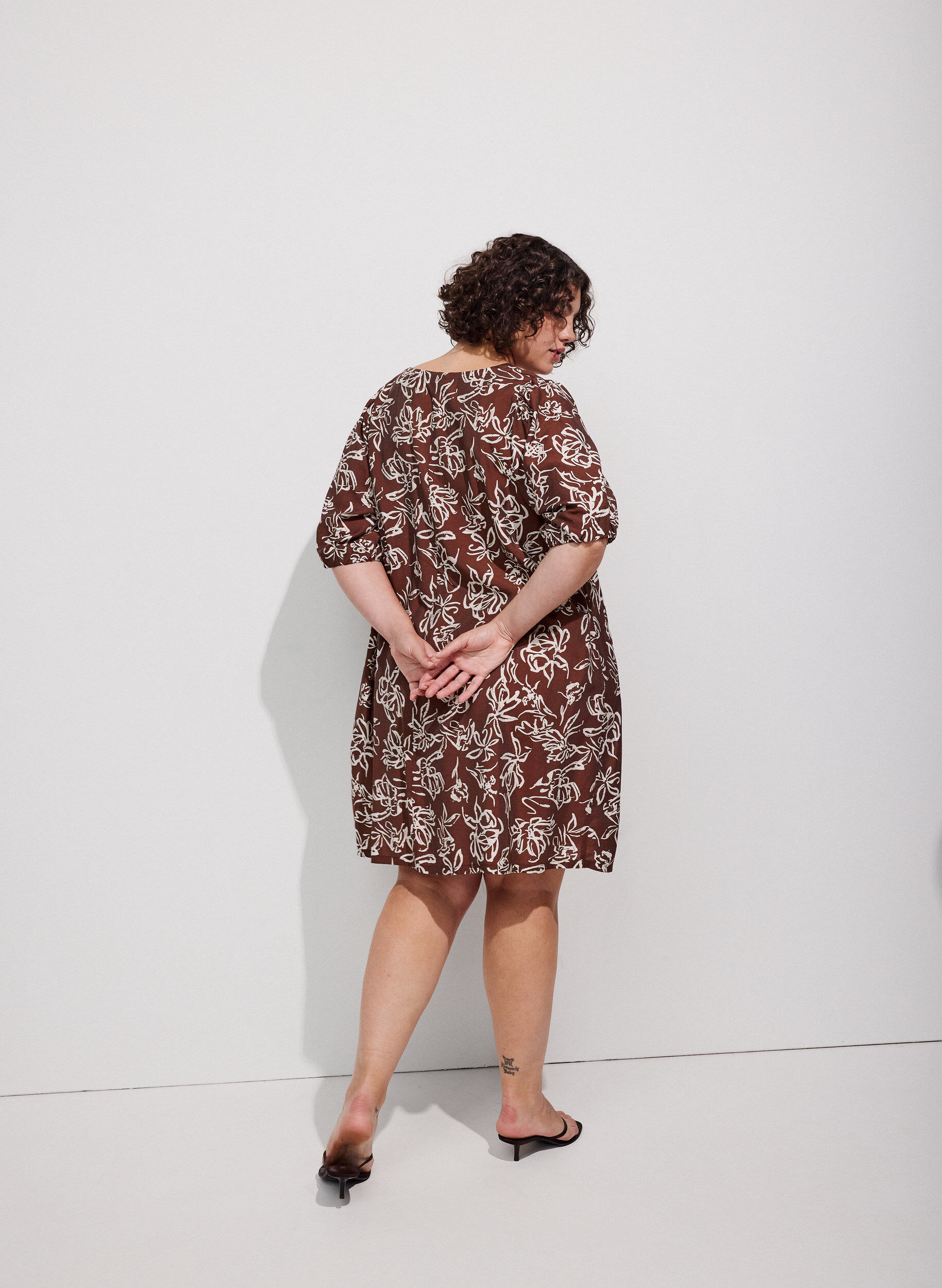 ZizziKurzes A-Linien-Kleid mit V-Ausschnitt, Braun, Image image number 0