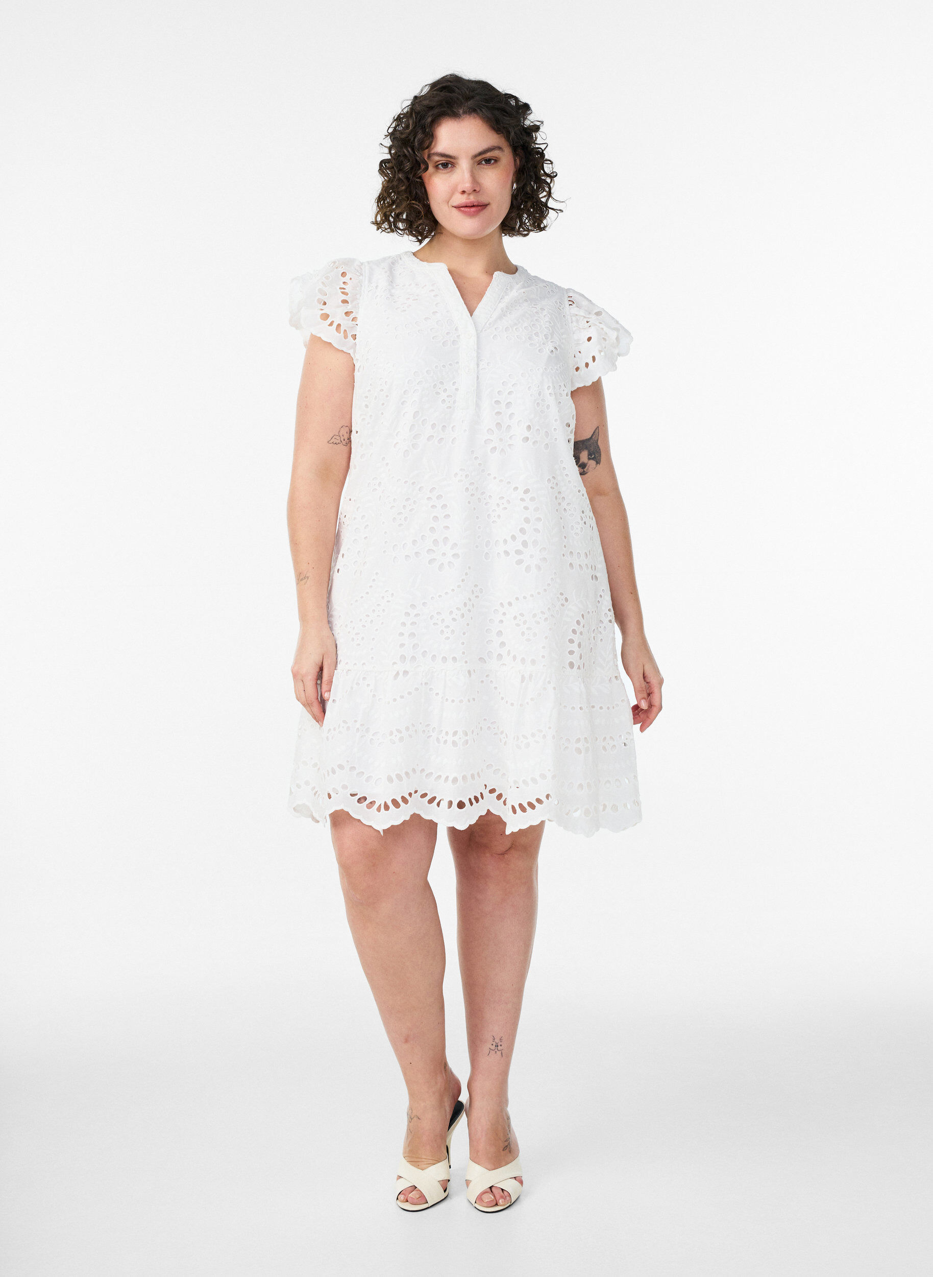 ZizziKleid aus Broderie Anglaise mit R&uuml;schen&auml;rmeln, Wei&szlig;, Model image number 1