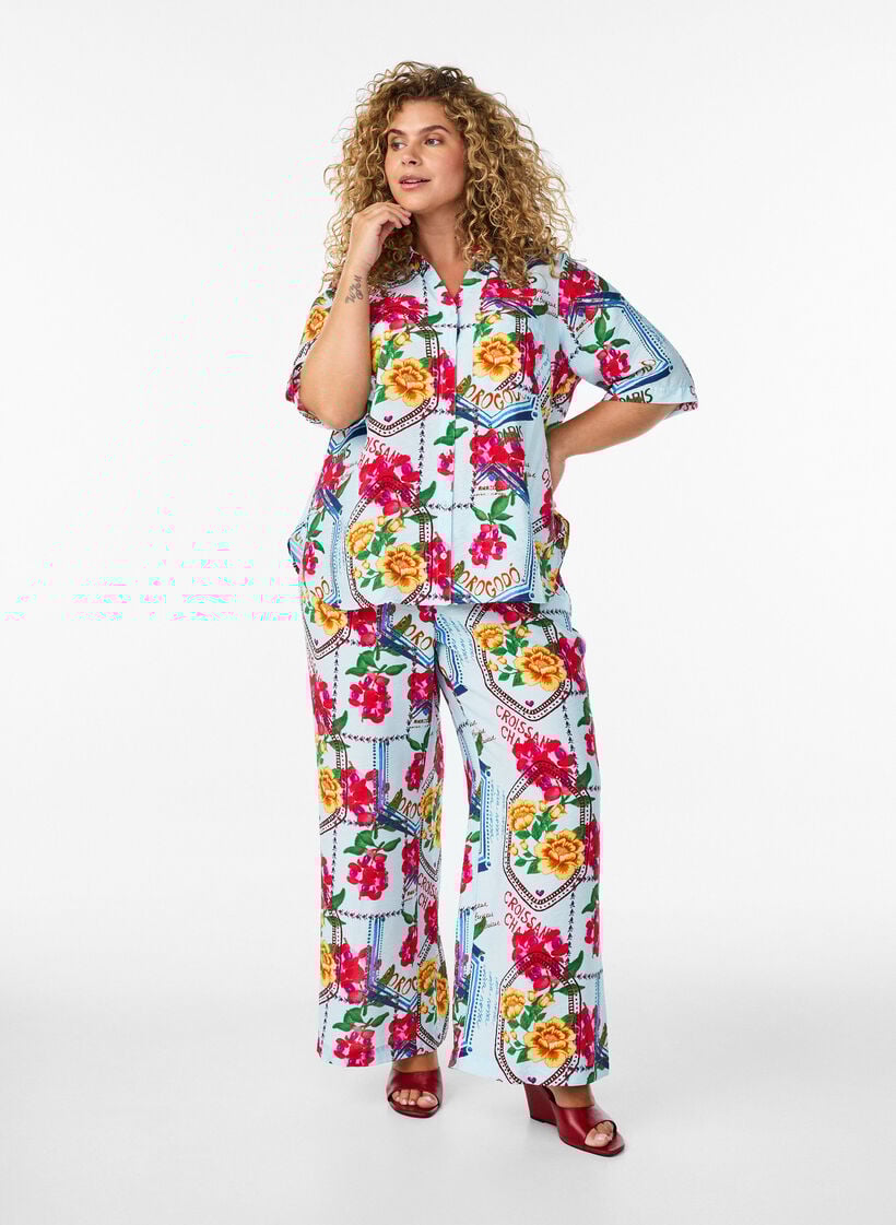 Hose mit geradem Bein in farbenfrohem Print, Blau, Model